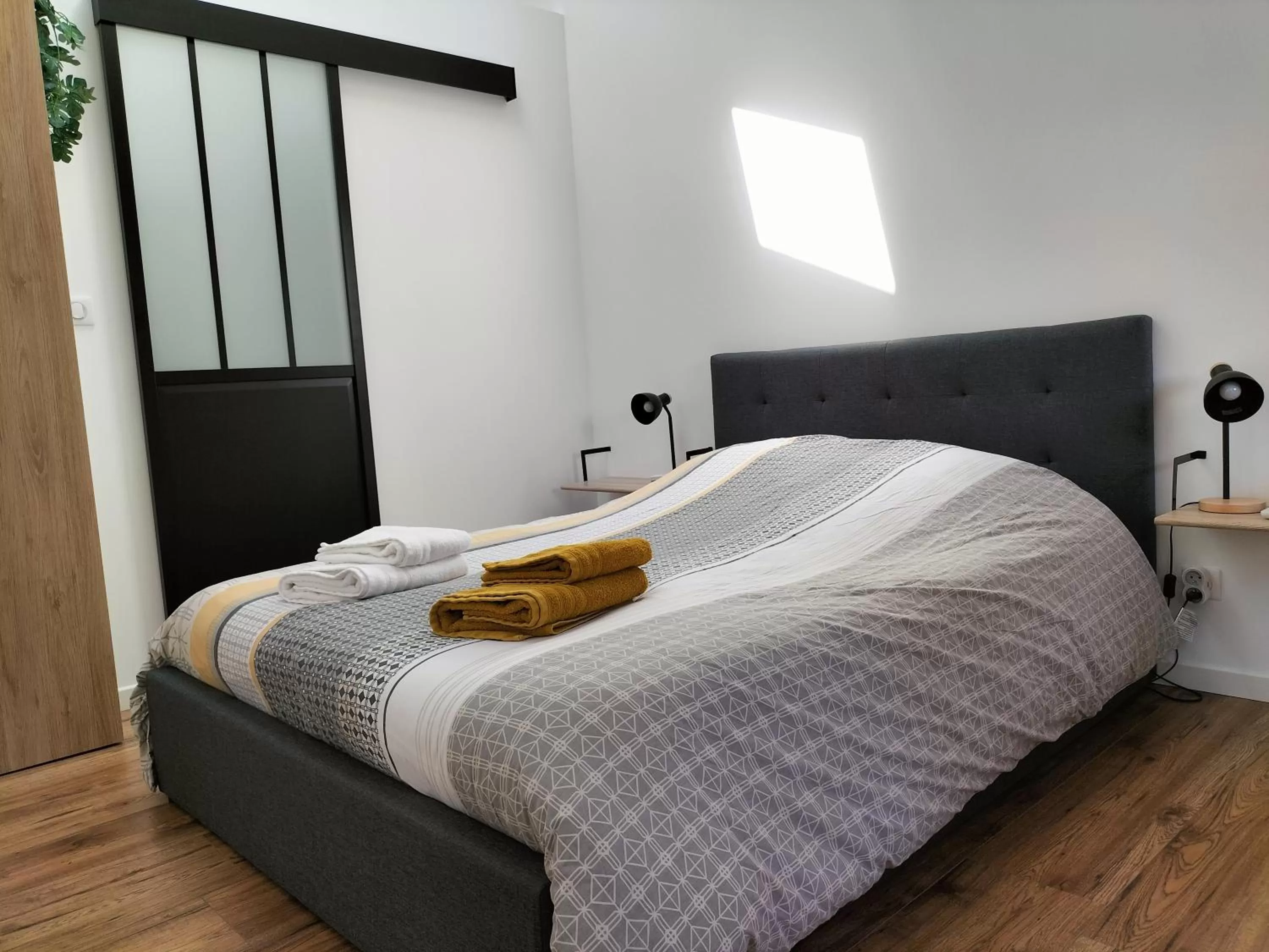 Bed in Studio - Au fond de la cour