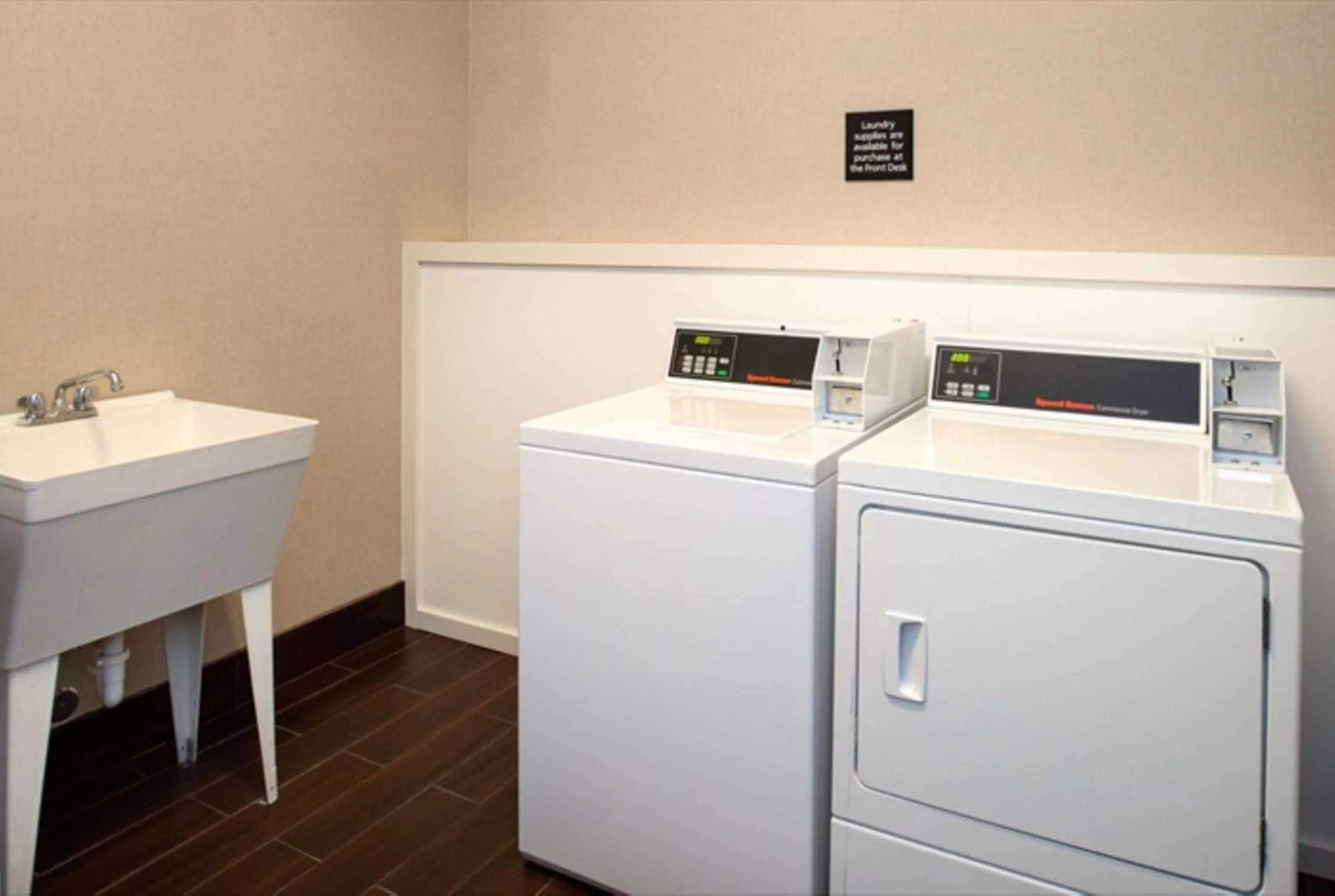 Property building in Hampton Inn Glenwood Springs