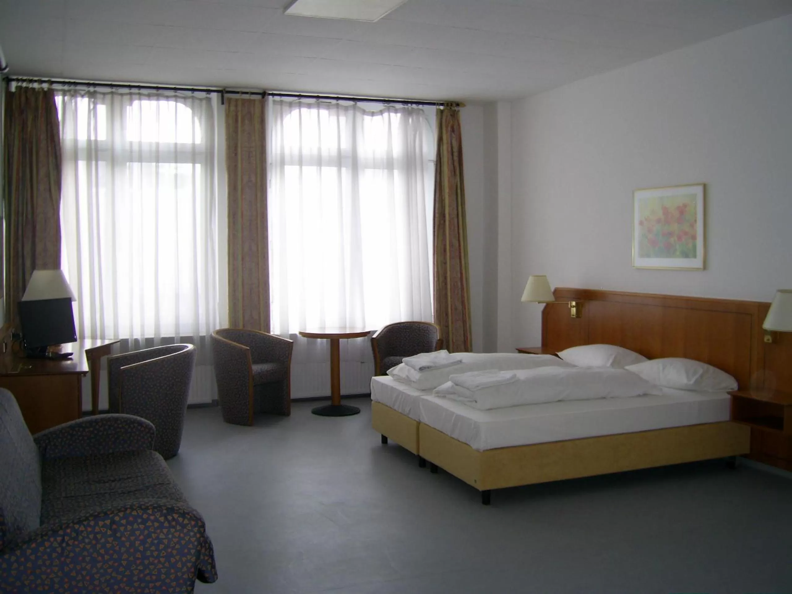 Photo of the whole room, Bed in Willy Hotel Frankfurt