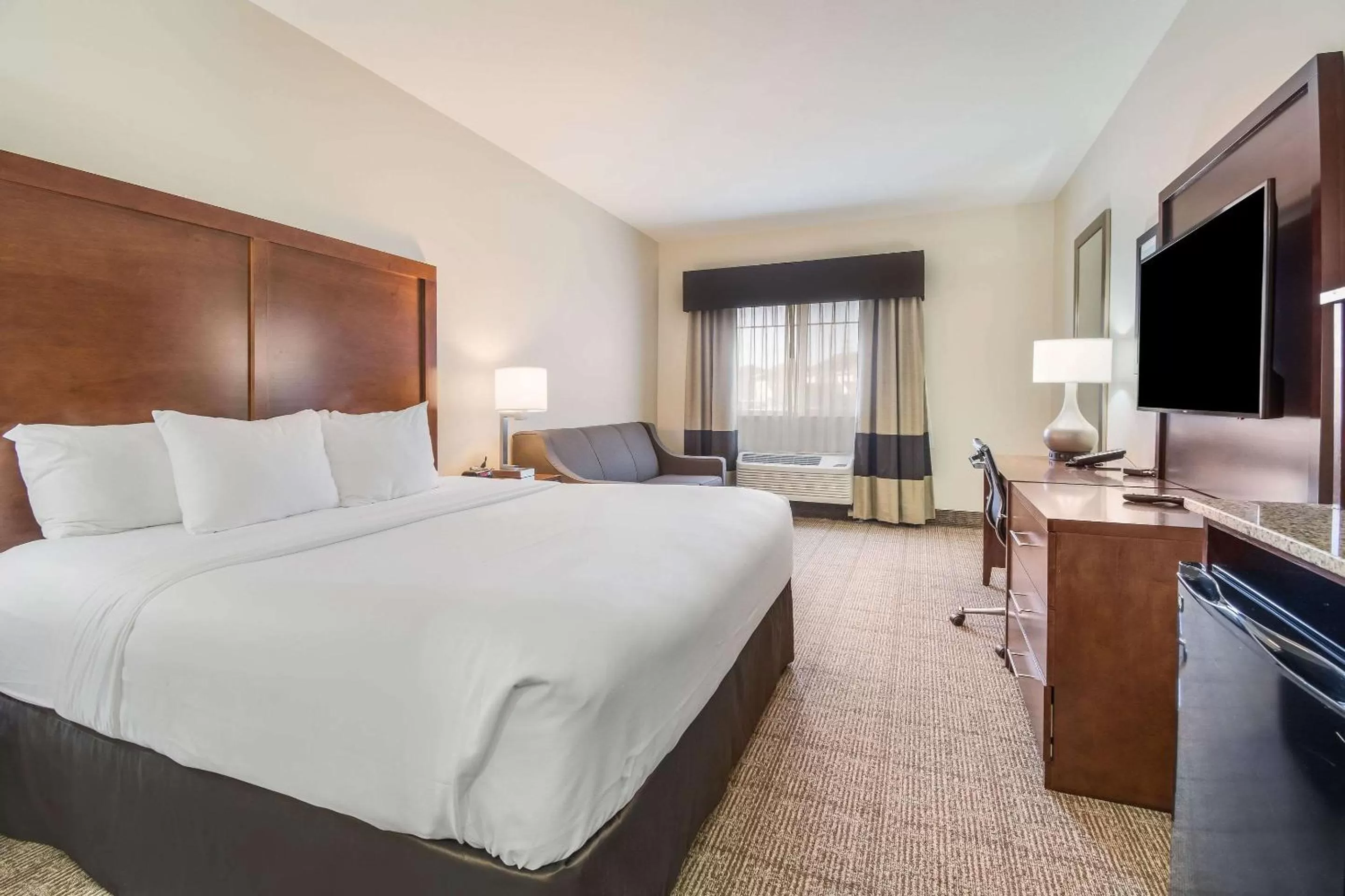 Photo of the whole room, Bed in Comfort Inn Newport