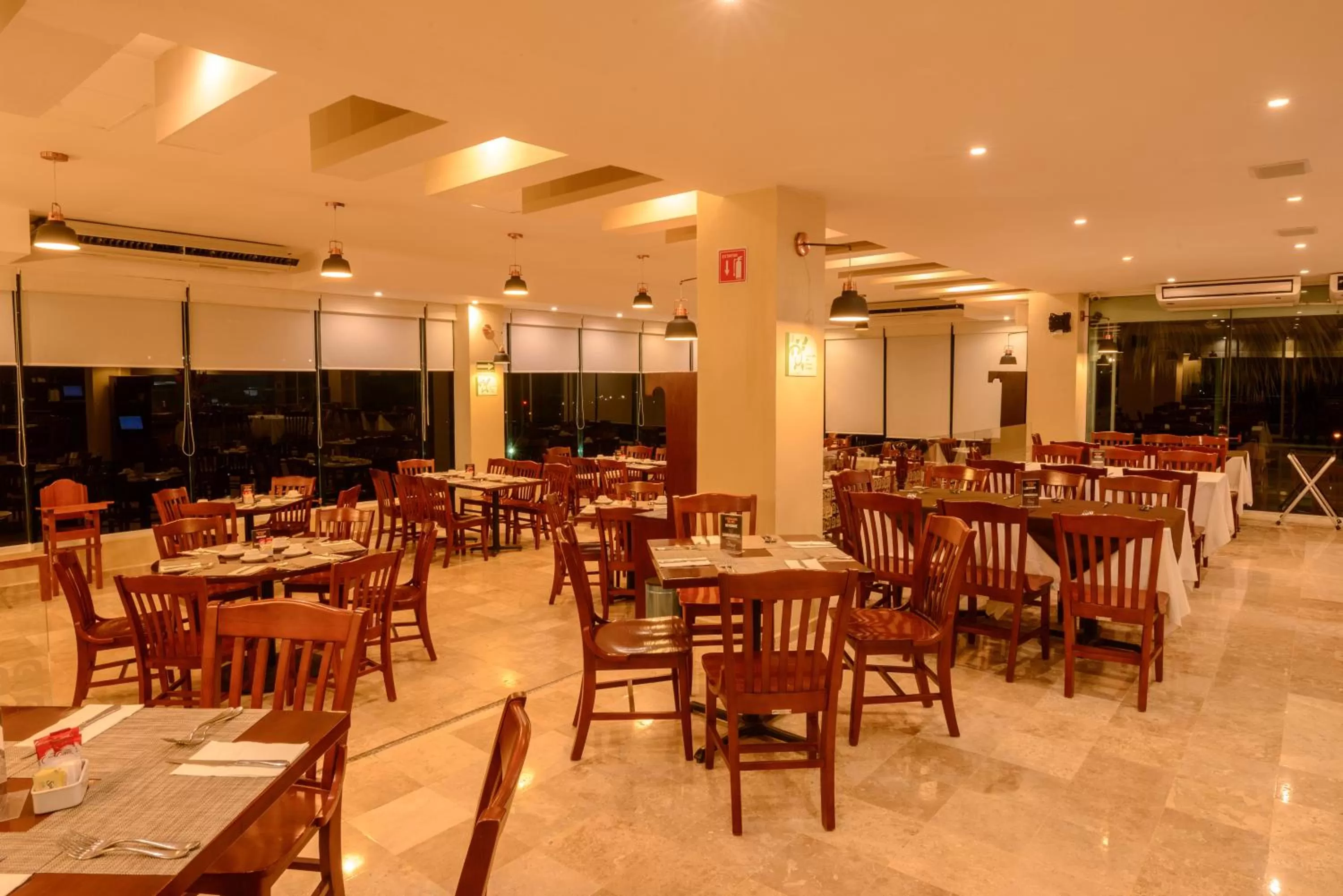 Restaurant/places to eat in Hotel Loma Real
