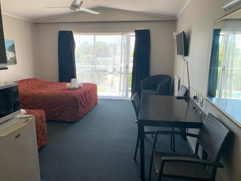 Bed in Apple Motor Inn