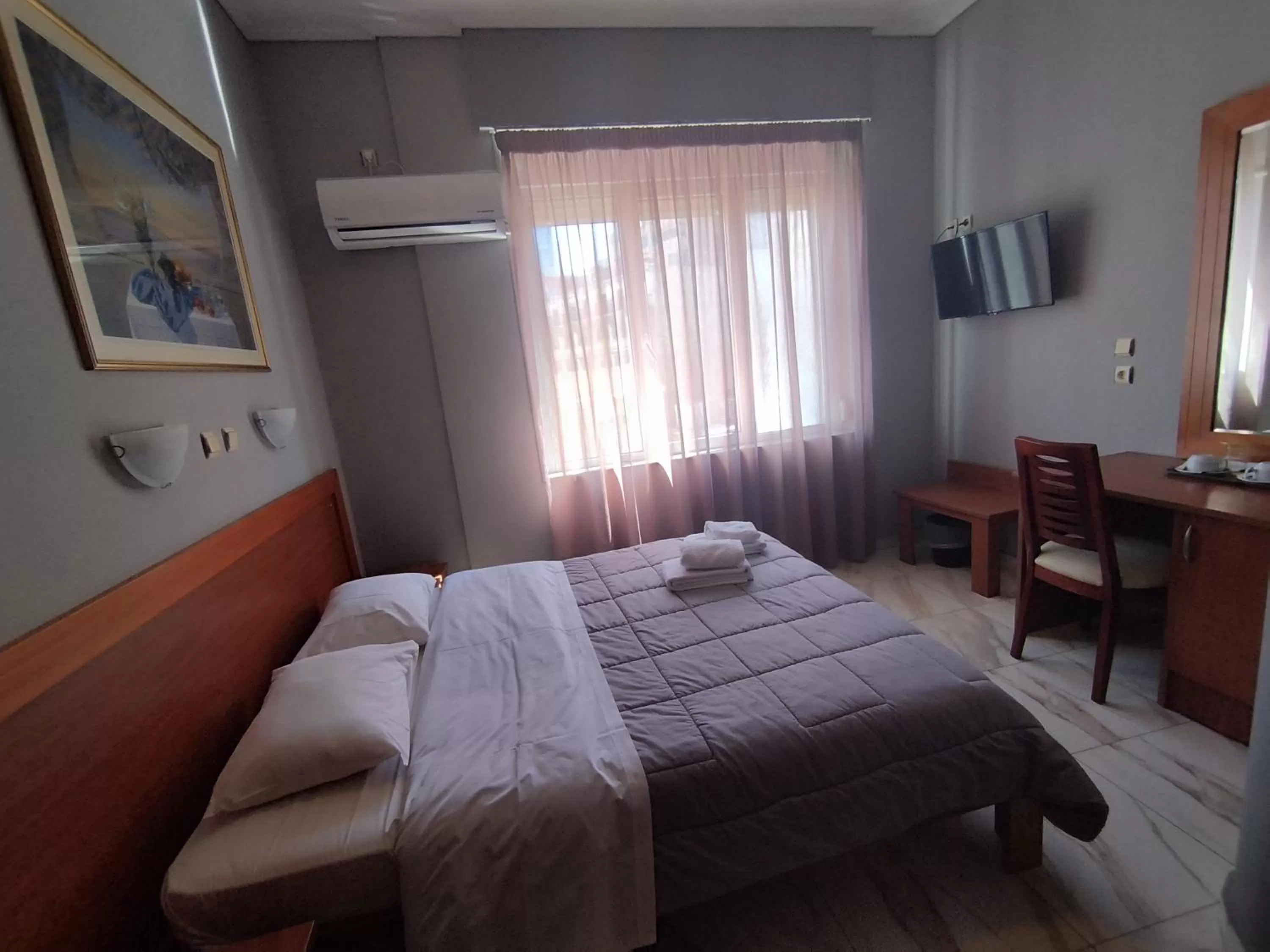 Photo of the whole room, Bed in Piraeus Acropole Hotel