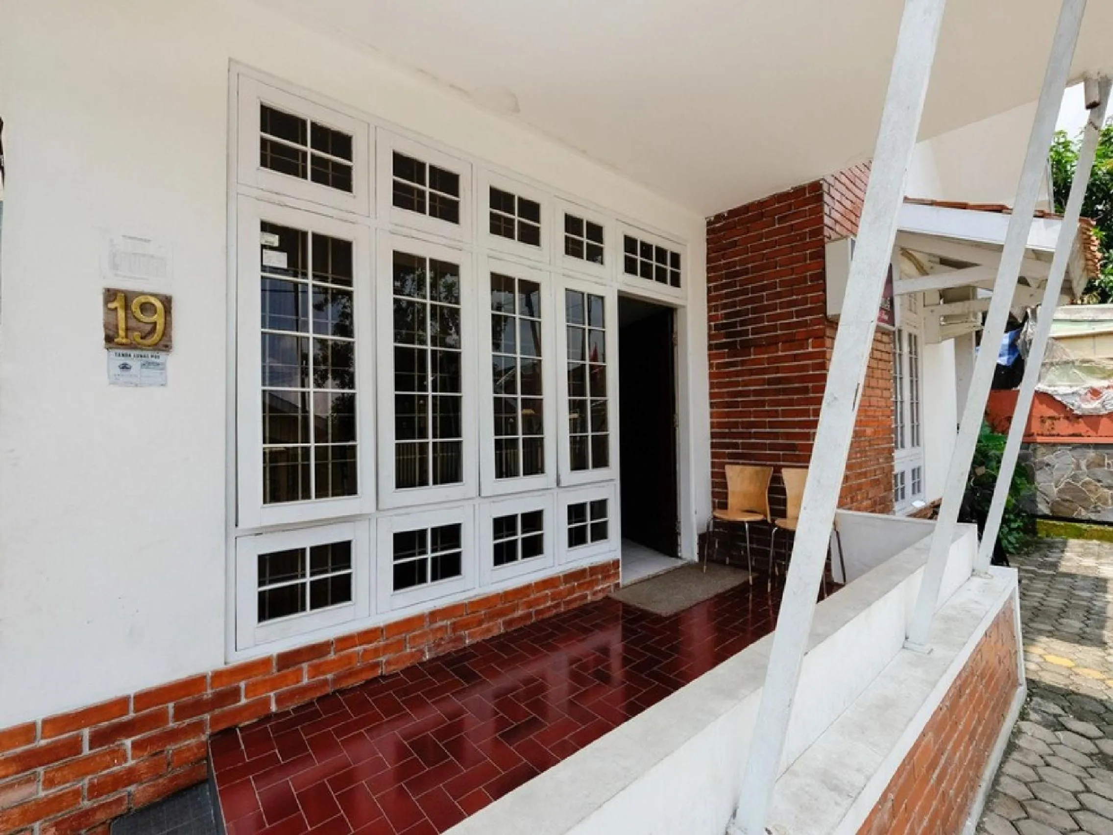 Facade/entrance in RedDoorz near Moro Mall Purwokerto