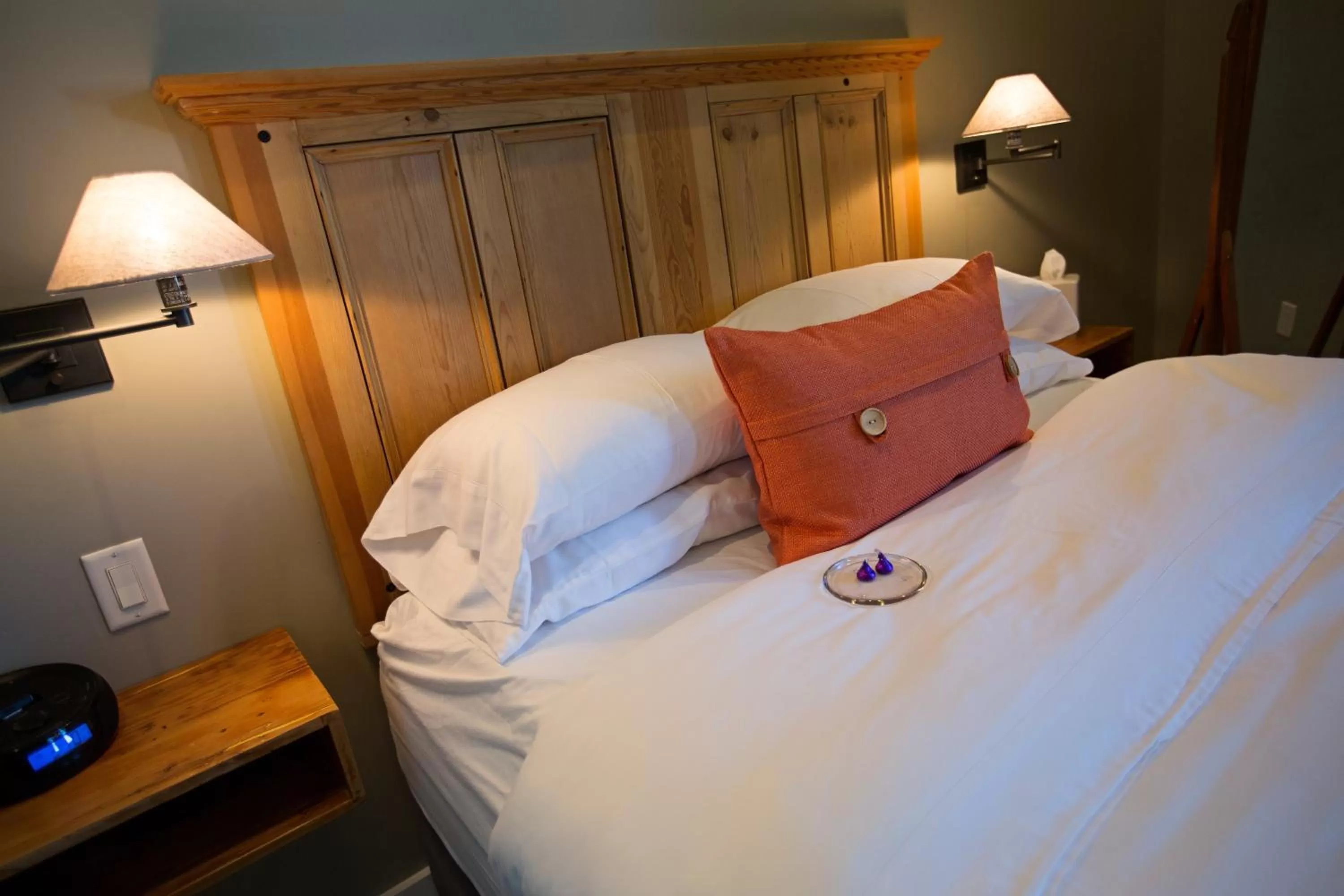 Bed in Hanford House Inn