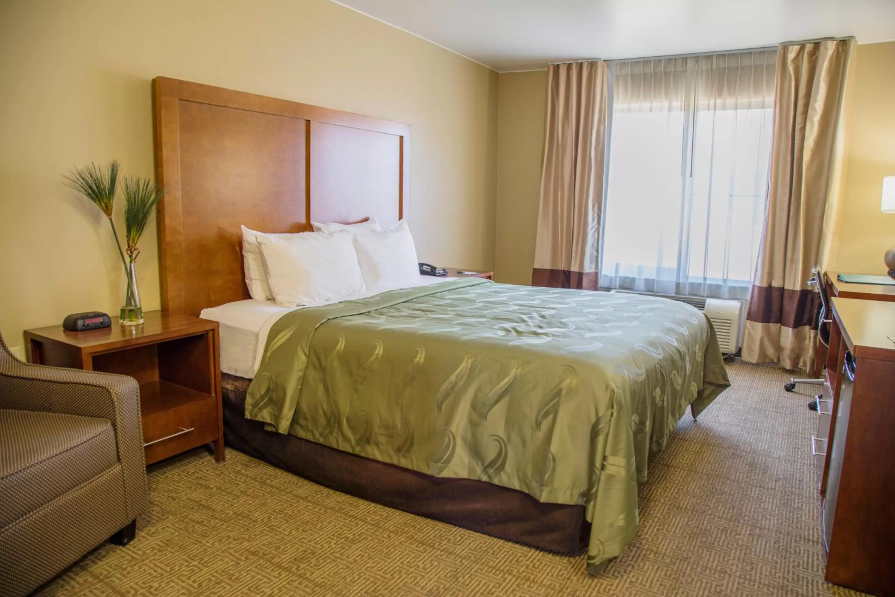 Photo of the whole room, Bed in Quality Inn Merced Gateway to Yosemite