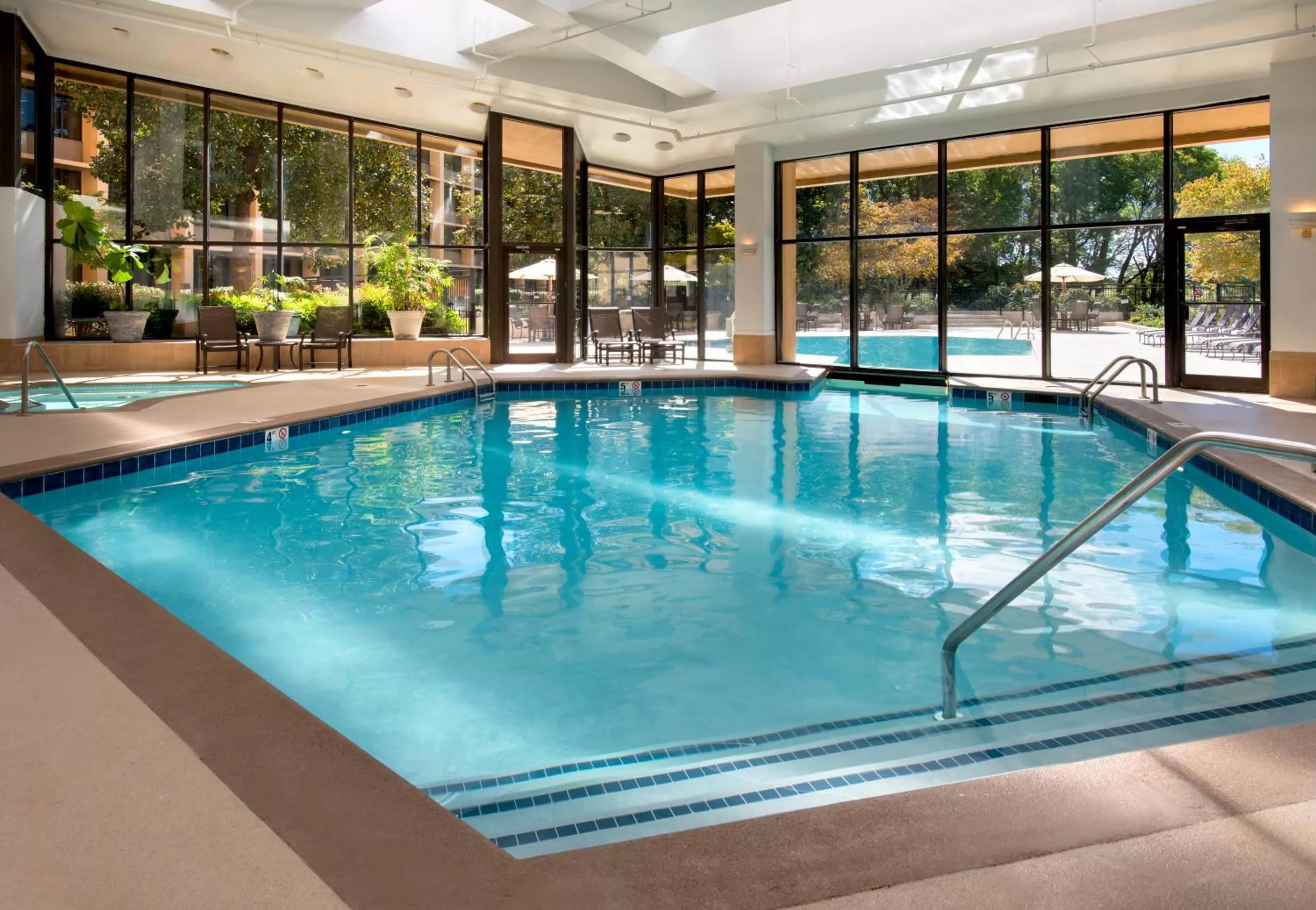 Swimming pool in Sonesta Nashville Airport