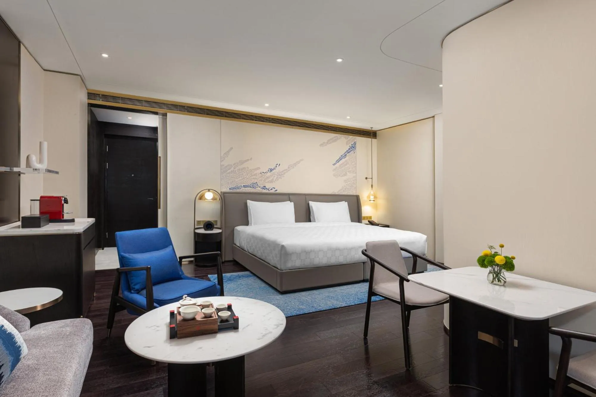 Photo of the whole room, Bed in HUALUXE Shanghai Changfeng Park by IHG