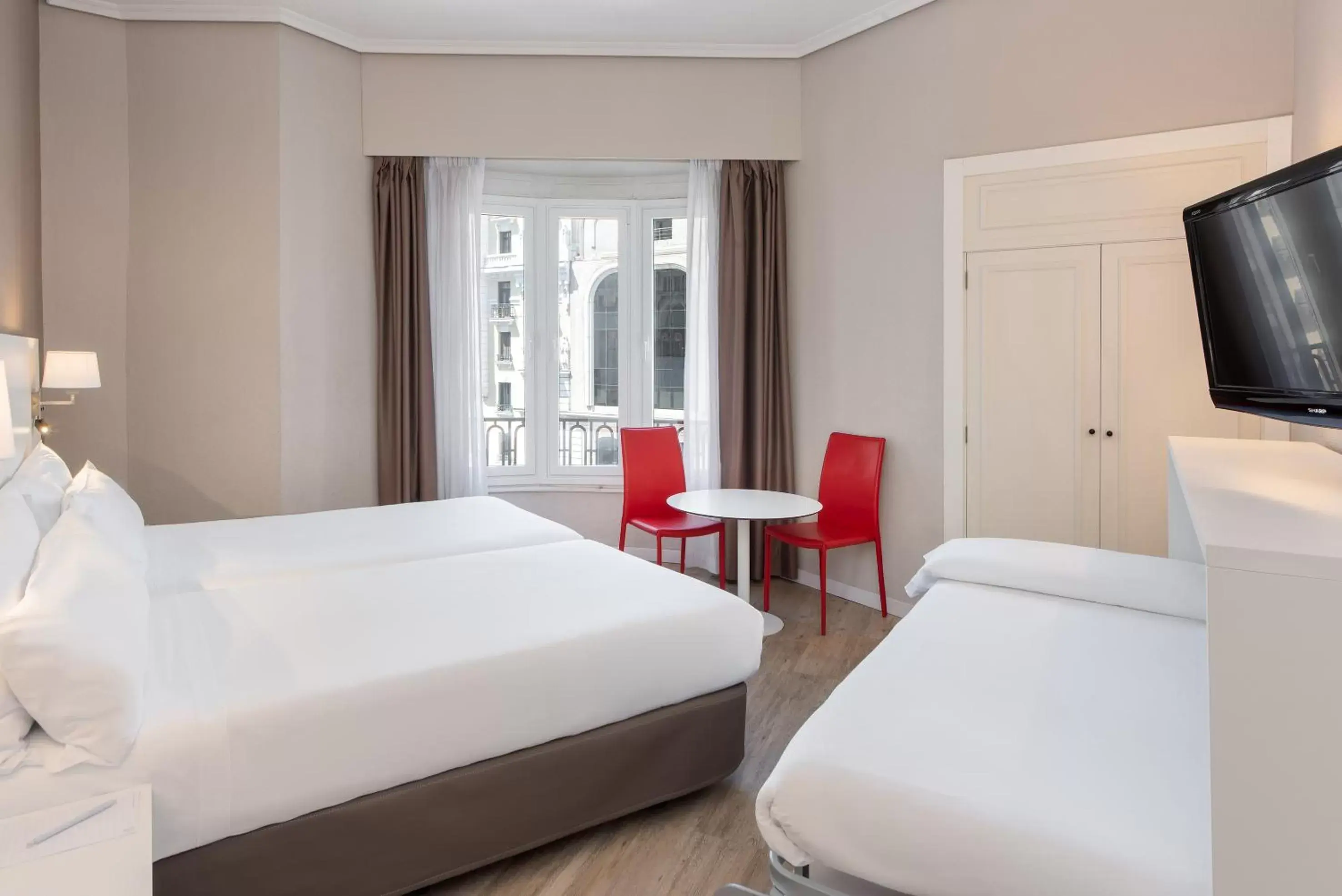 Triple Room in Hotel Madrid Gran Via 25, Affiliated by Meliá Triple Room in Hotel Madrid Gran Via 25, Affiliated by Meliá