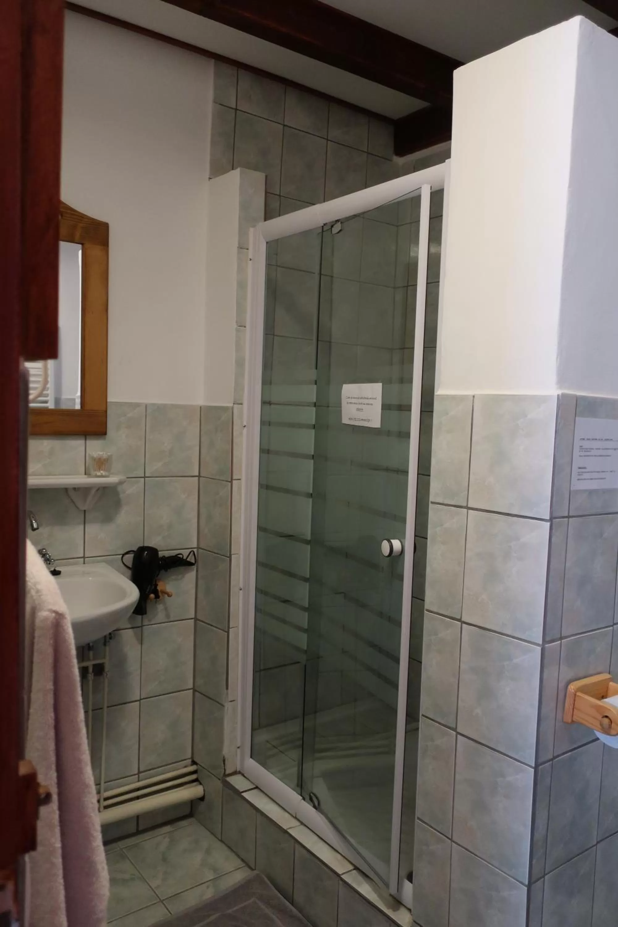 Bathroom in chambres d'hôtes le Chêne