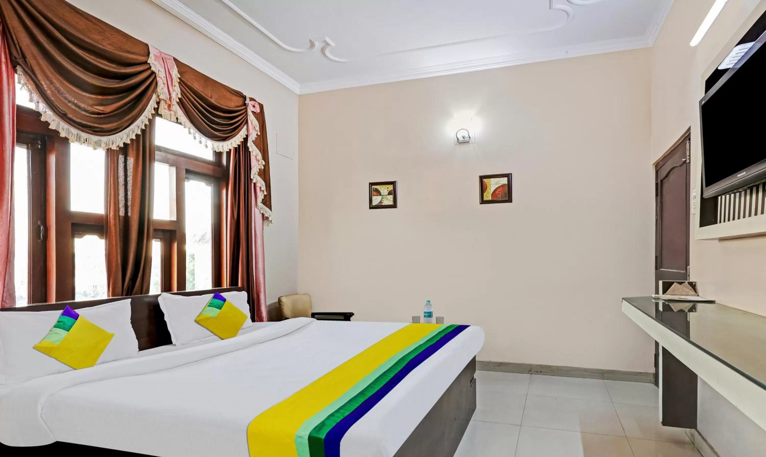 Bedroom in Itsy By Treebo - Friends