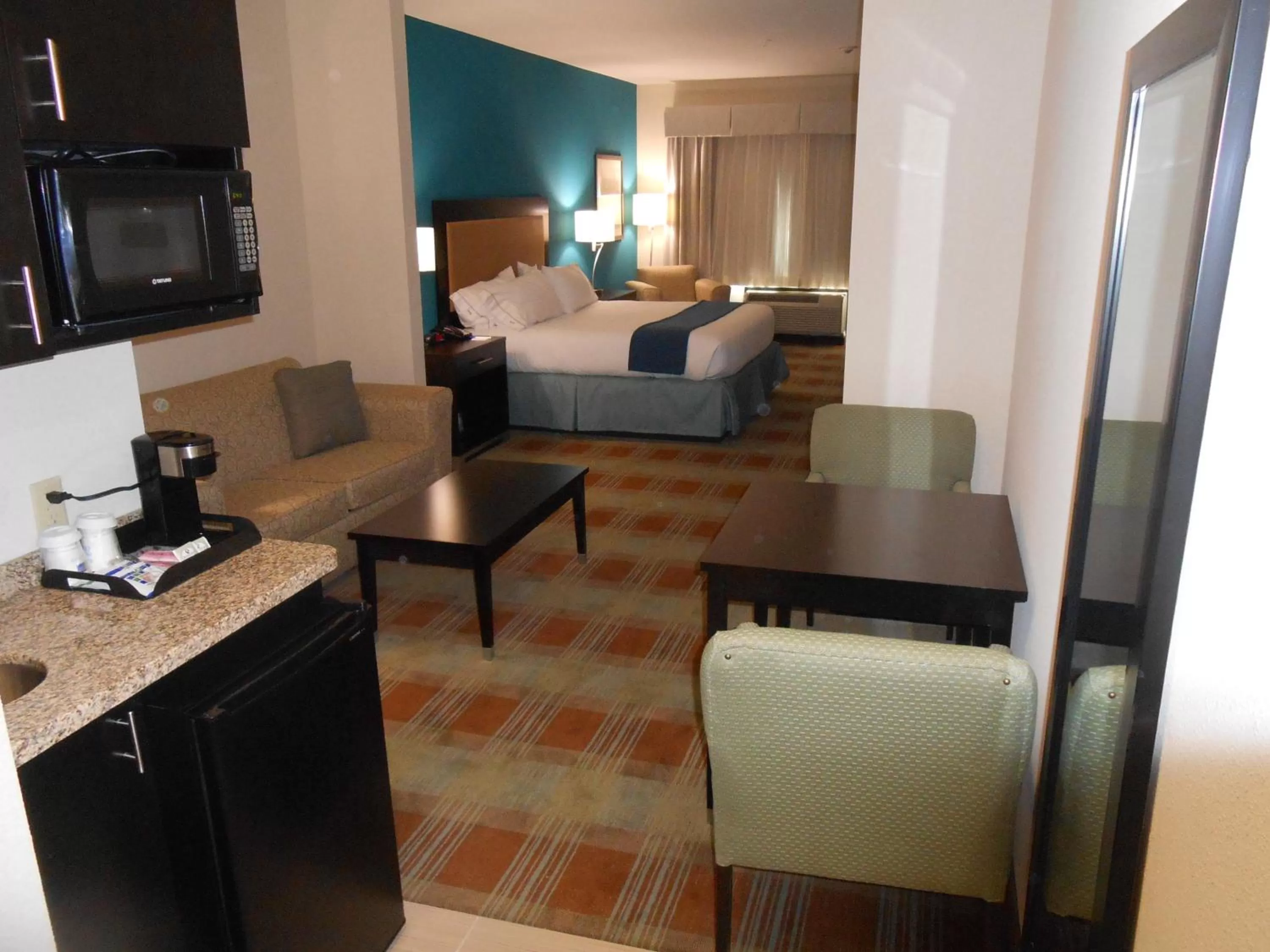 Photo of the whole room, Bed in Holiday Inn Express & Suites Houston Northwest-Brookhollow by IHG