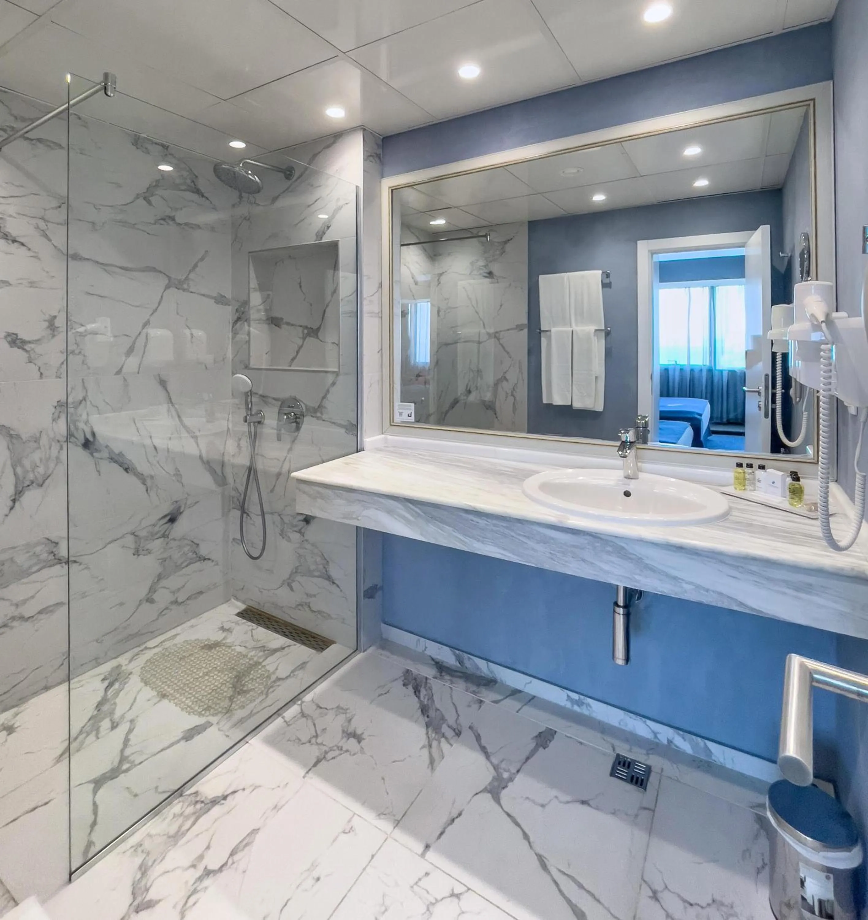 Shower in International Hotel Casino & Tower Suites