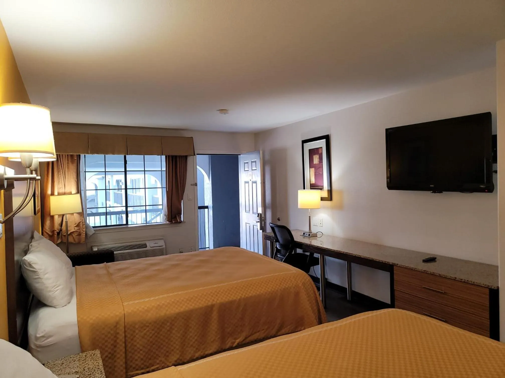 Bed in Texas Inn and Suites Raymondville