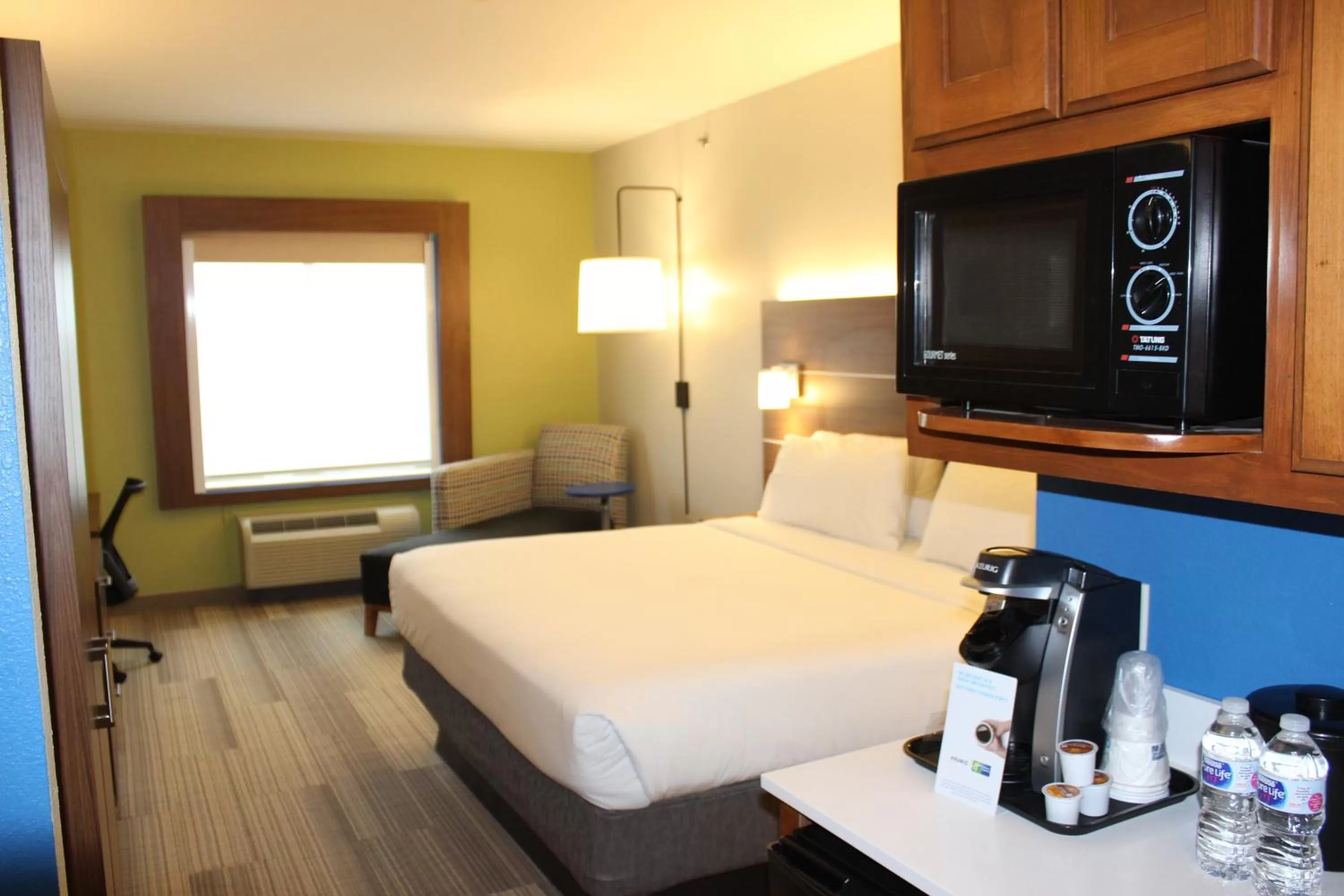 Photo of the whole room, Bed in Holiday Inn Express Hotel & Suites Mansfield by IHG