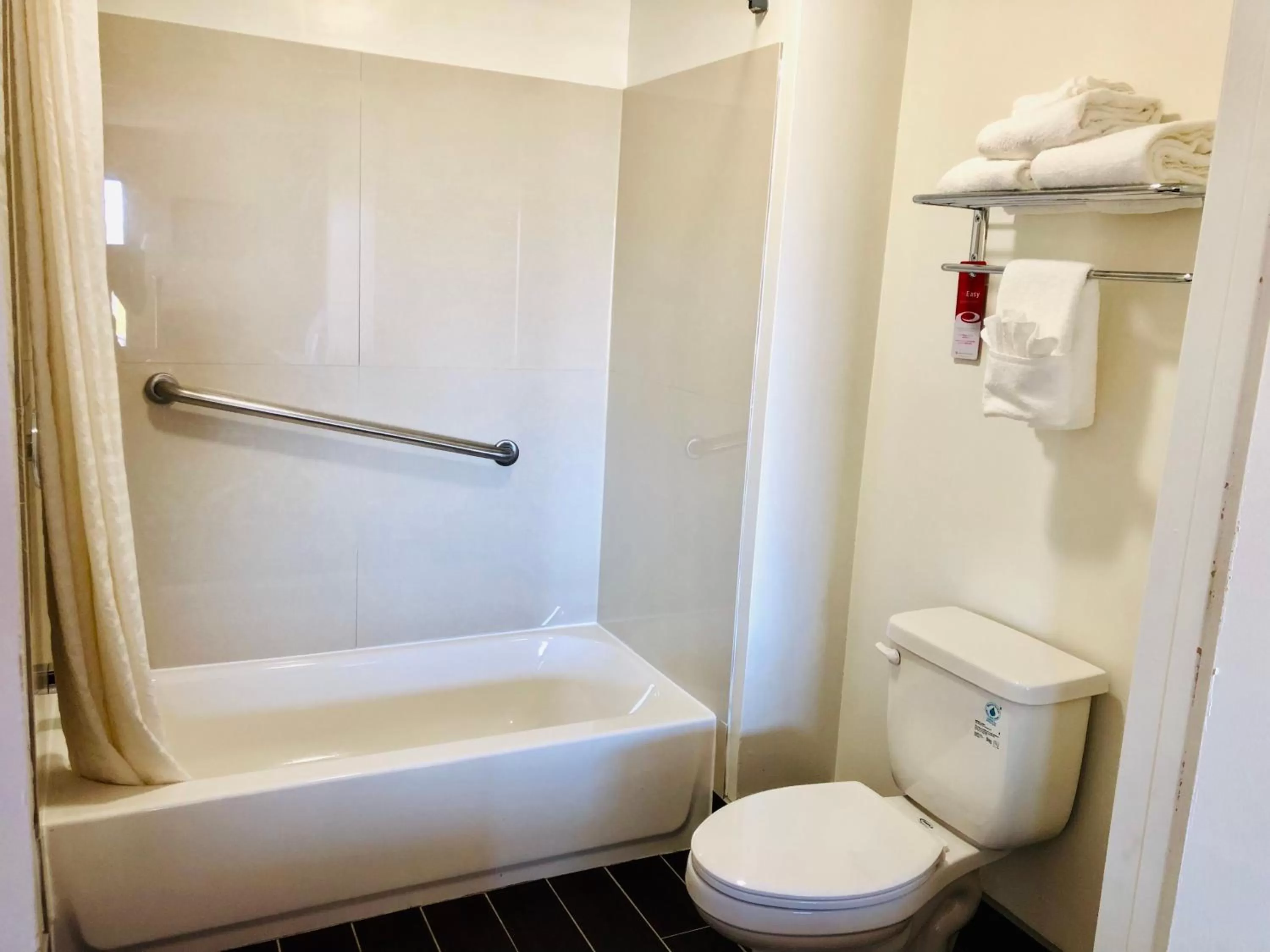 Bathroom in Econo Lodge Waynesville