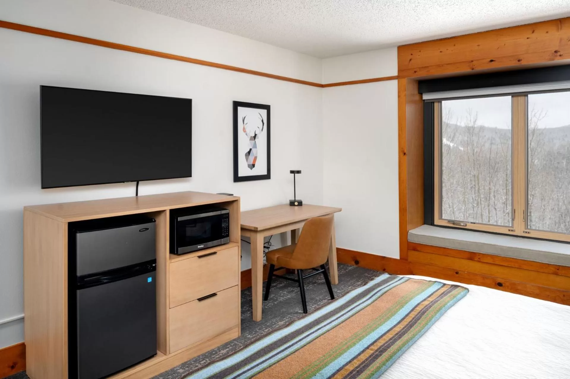 hair dresser, Bed in Caribou Highlands Lodge