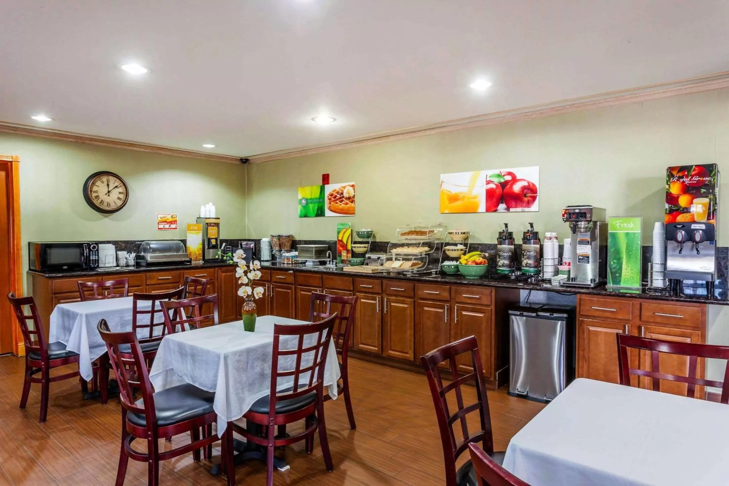 Restaurant/Places to Eat in Quality Inn Arlington