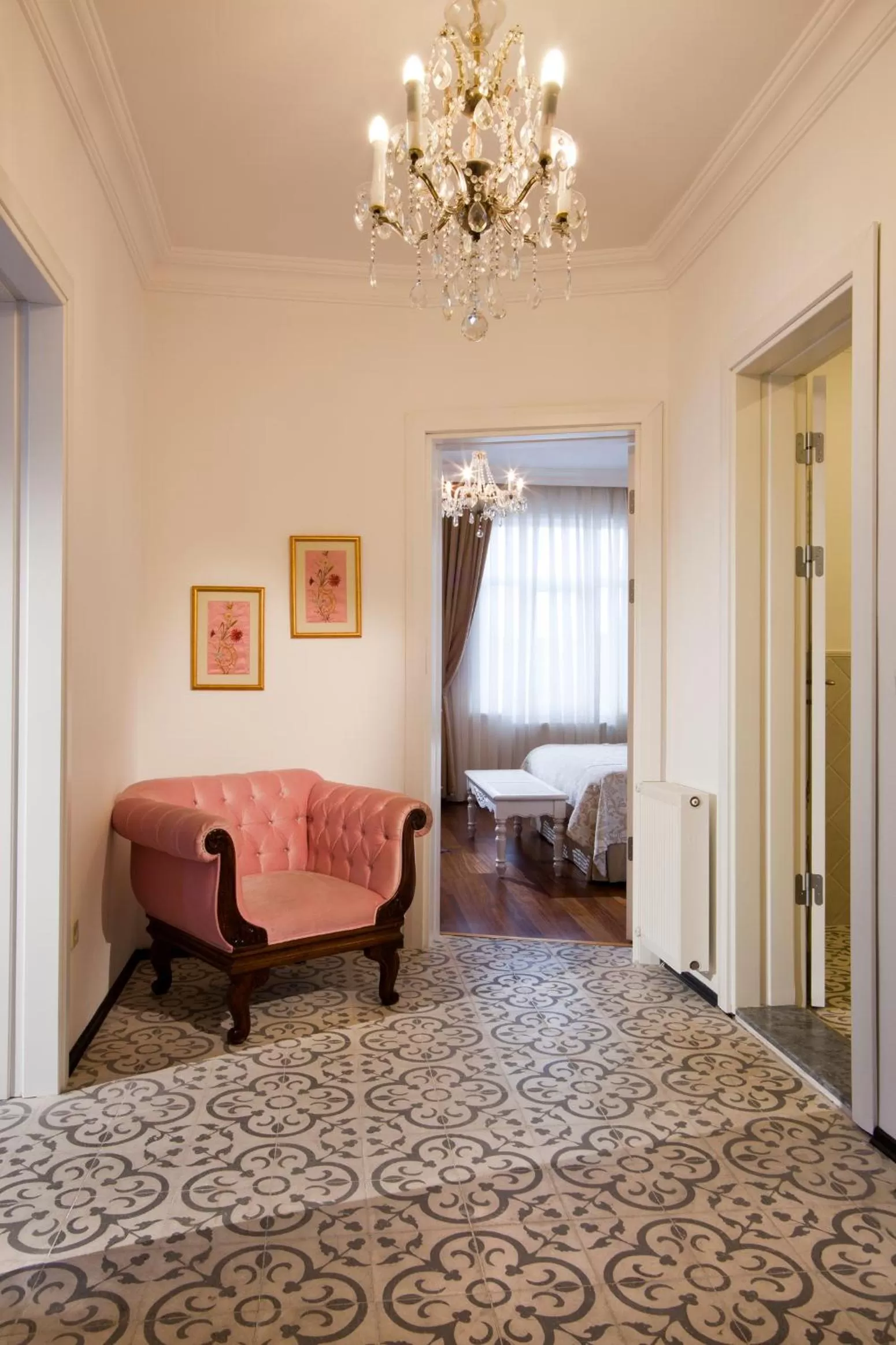 Living room, Bed in Hotel Sari Konak