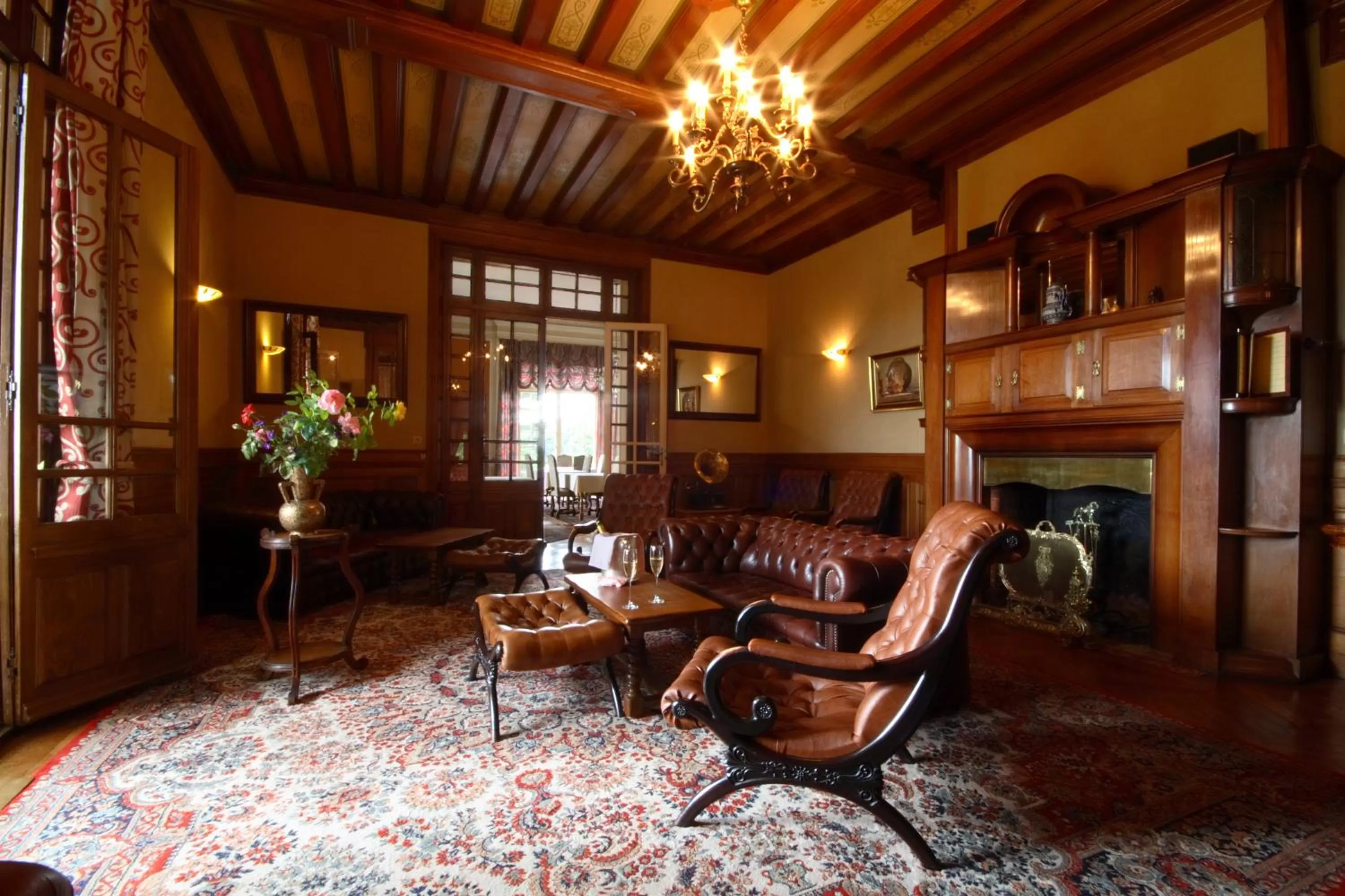 Communal lounge/ TV room in Château de la Râpée Hôtel restaurant