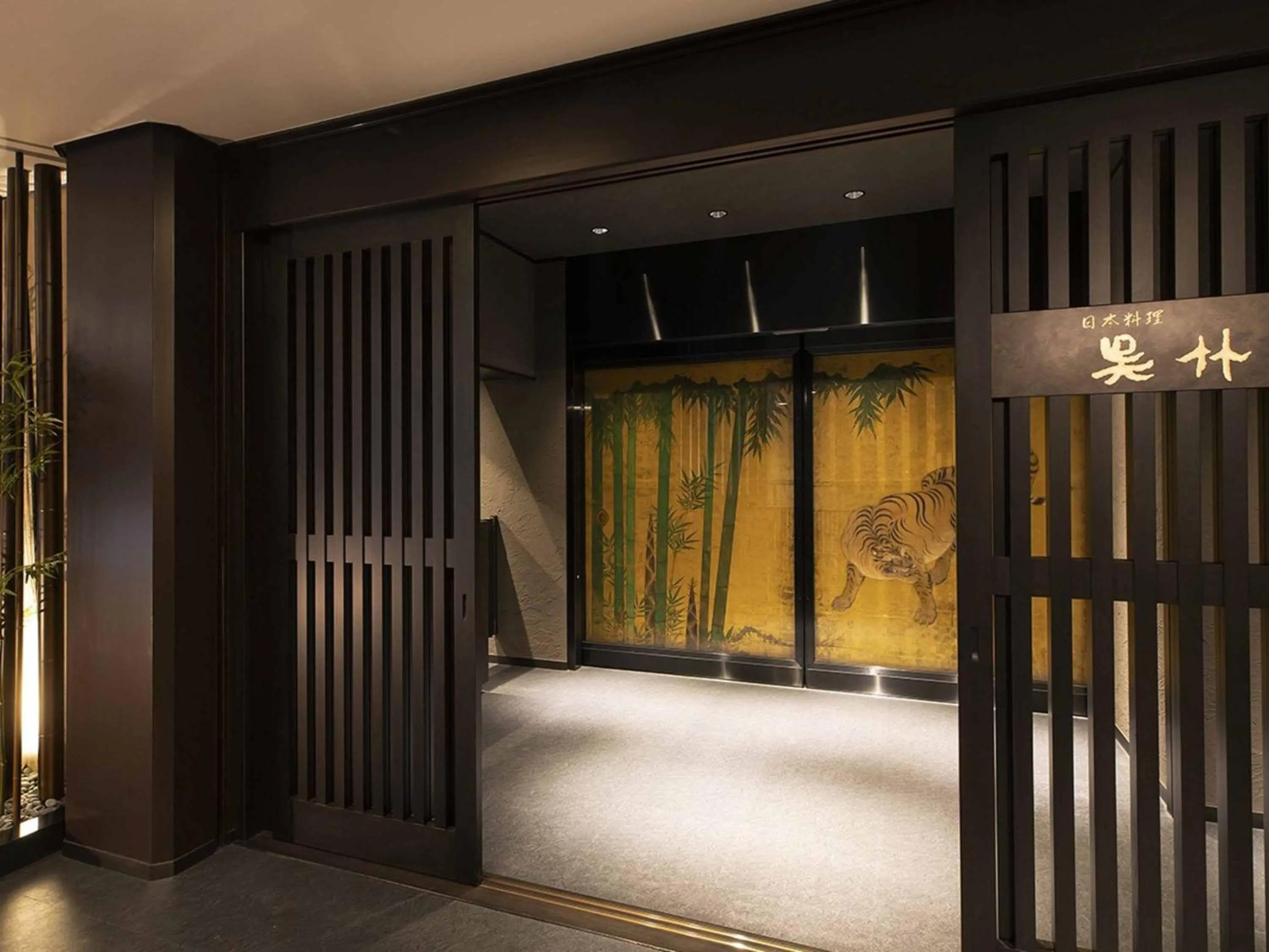 Restaurant/places to eat, Bed in Nagoya Kanko Hotel