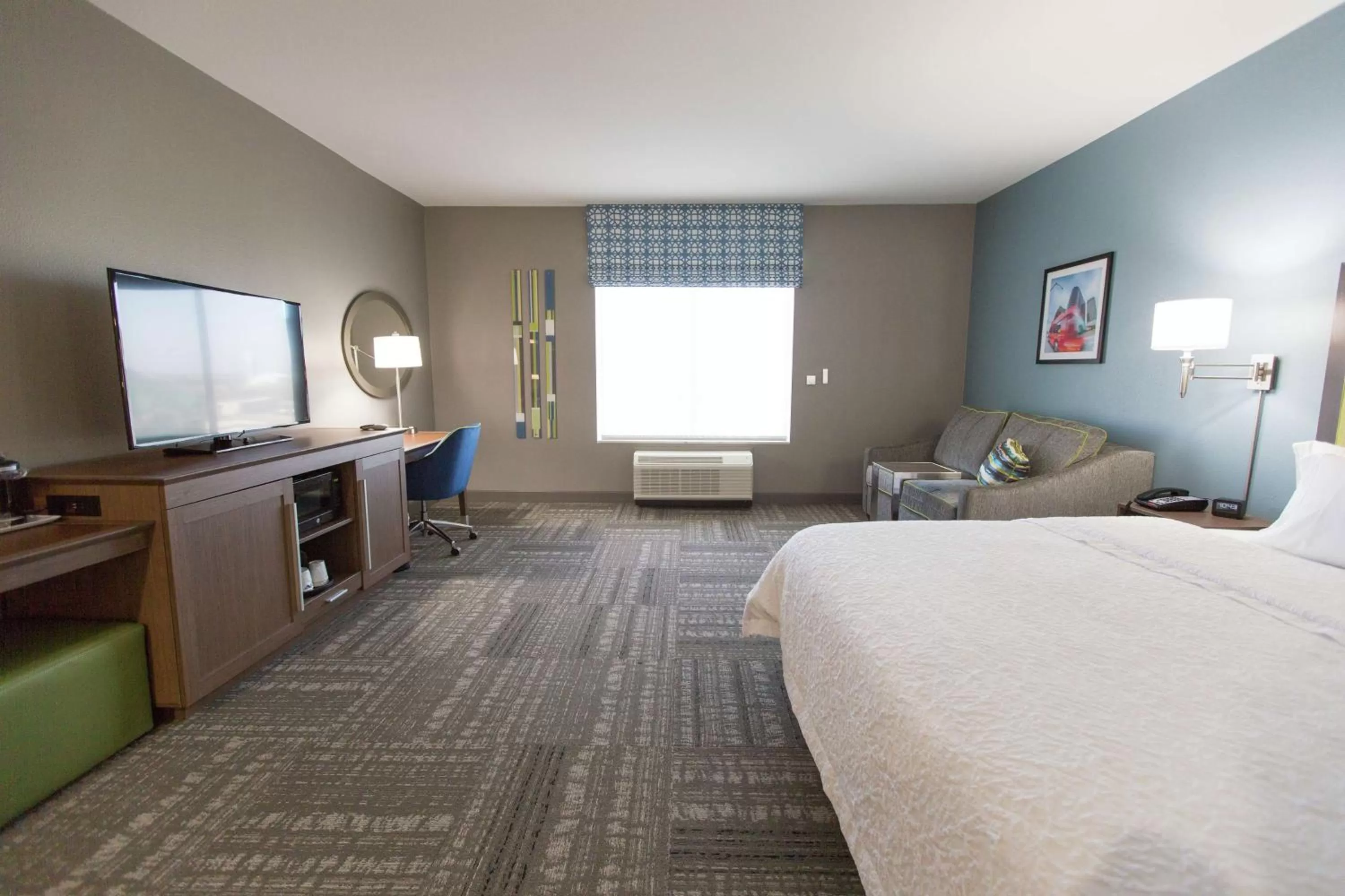 Bedroom, Bed in Hampton Inn & Suites Stroud