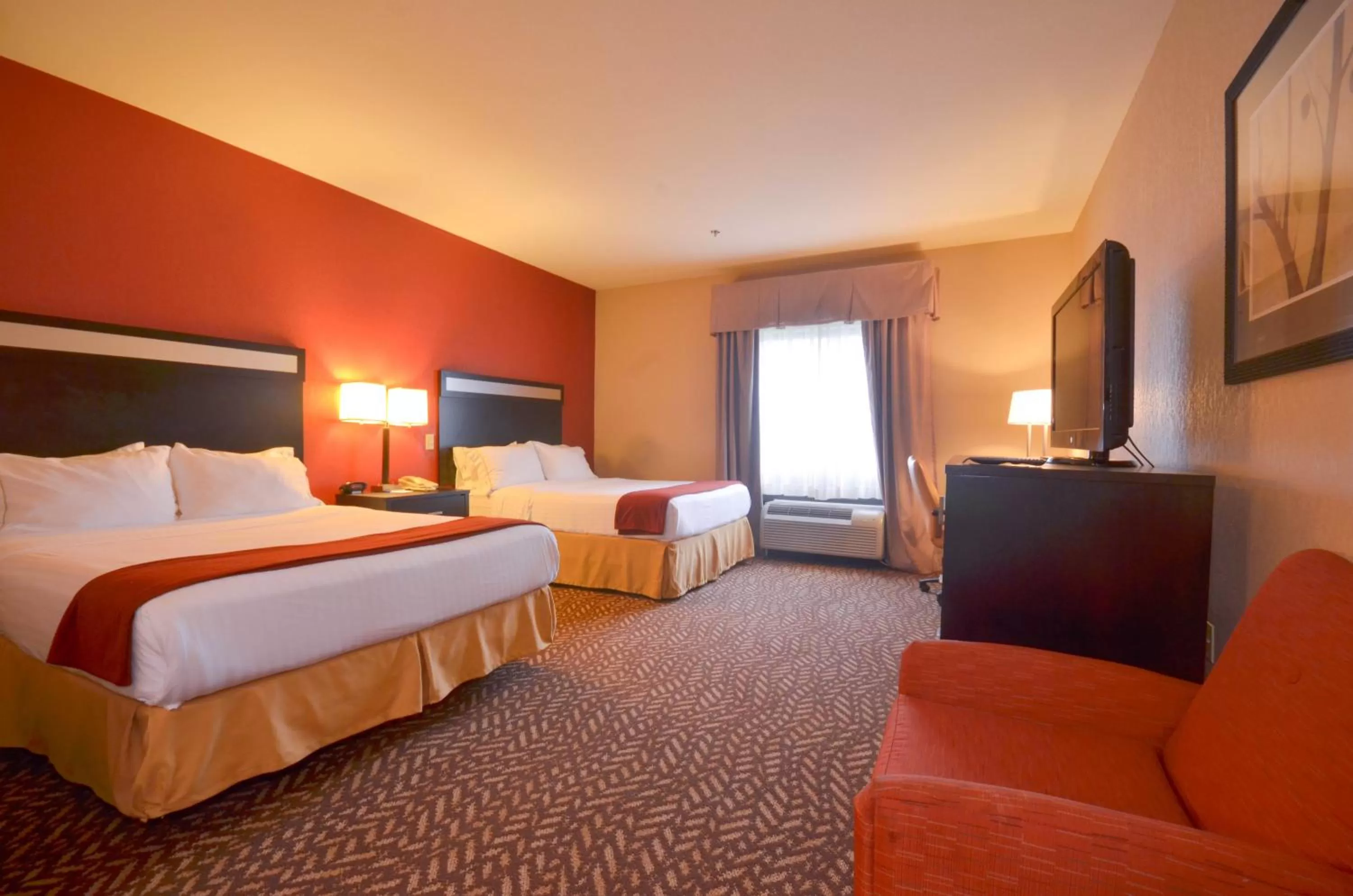 Photo of the whole room, Bed in Holiday Inn Express & Suites Pine Bluff/Pines Mall by IHG