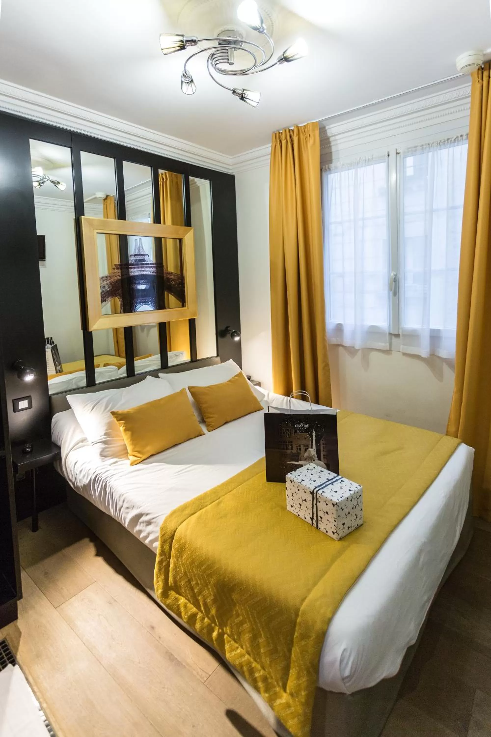 Toilet, Bed in Pratic Hotel