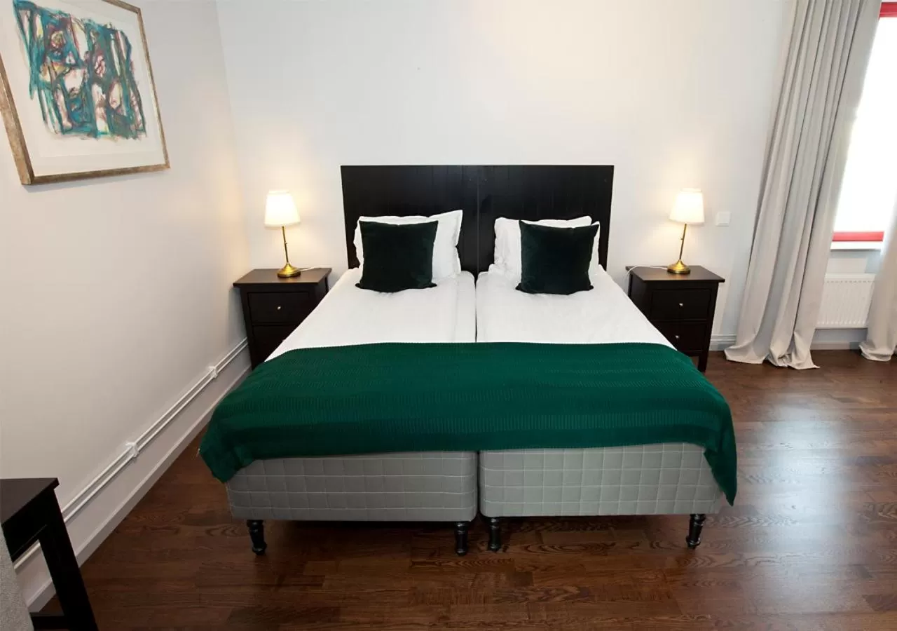 Photo of the whole room, Bed in Rasta Grums