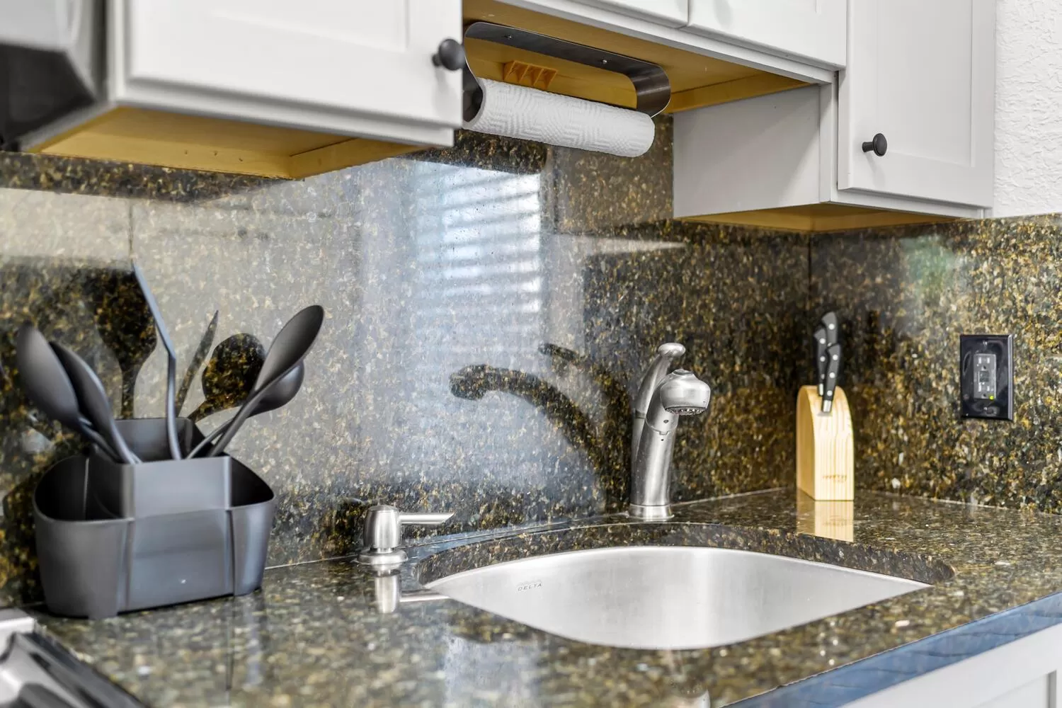 Kitchen or kitchenette in Alani Bay Villas