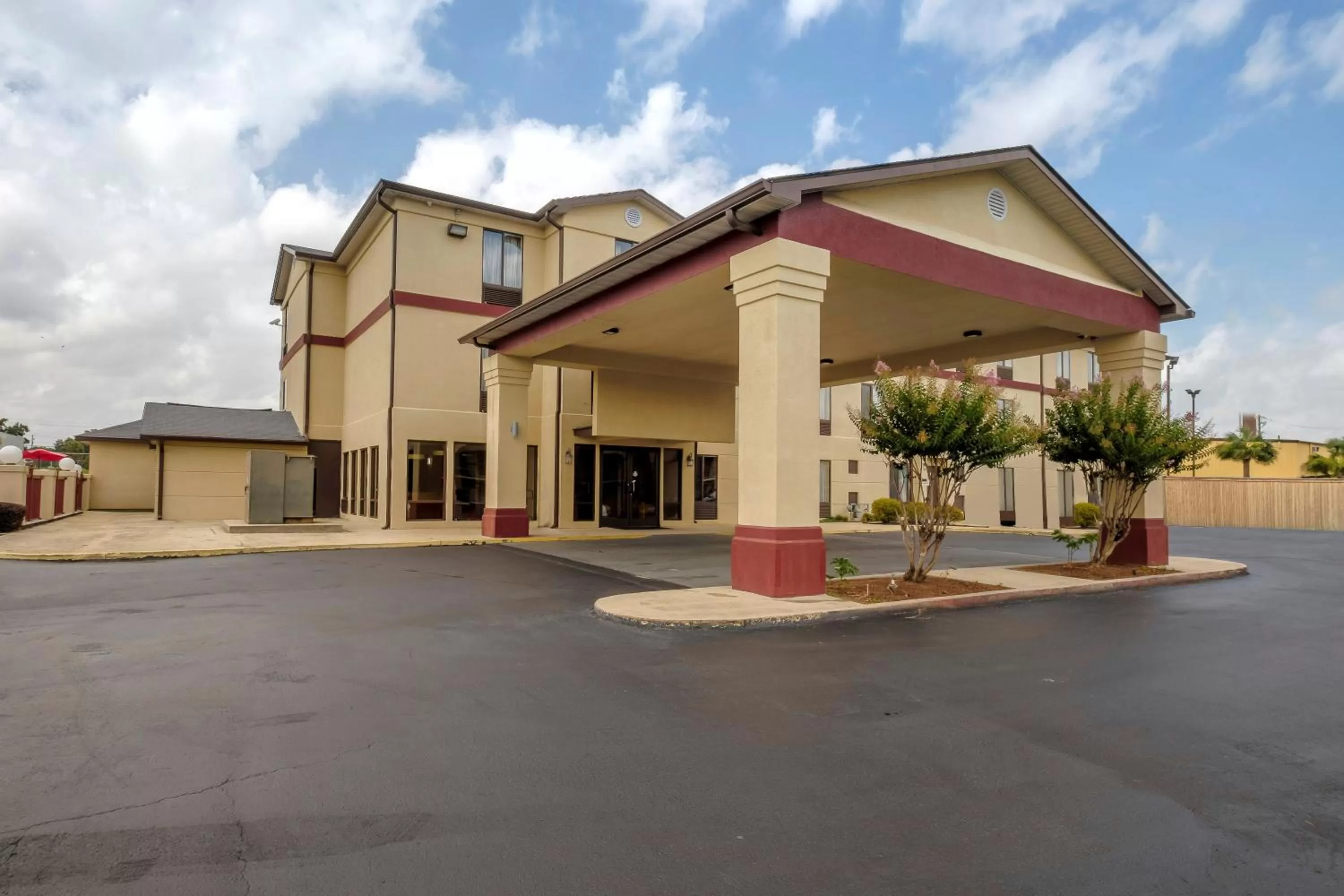 Property building in Red Roof Inn & Suites Mobile SW - I-10