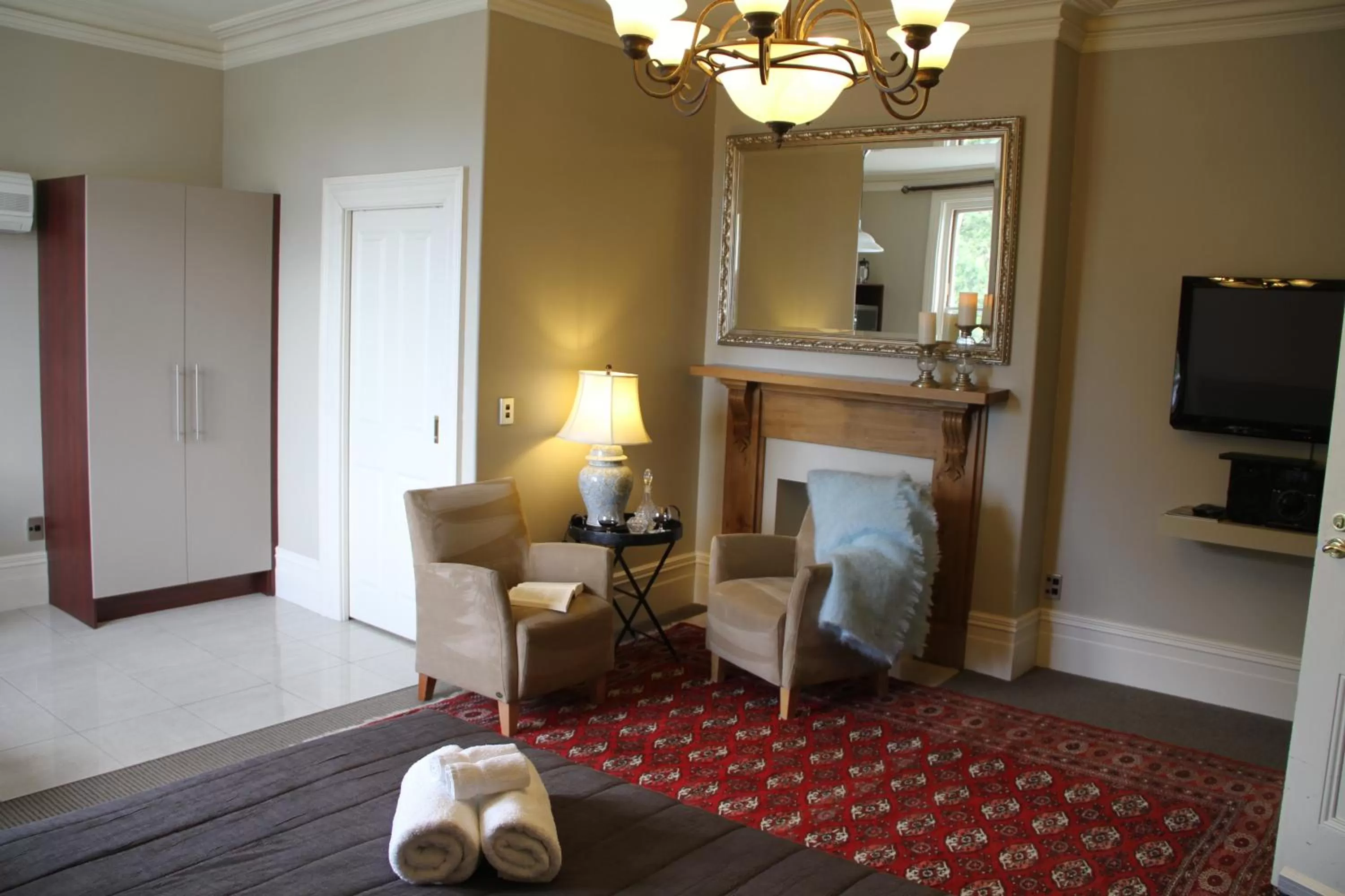 Seating area, Bed in Merivale Manor