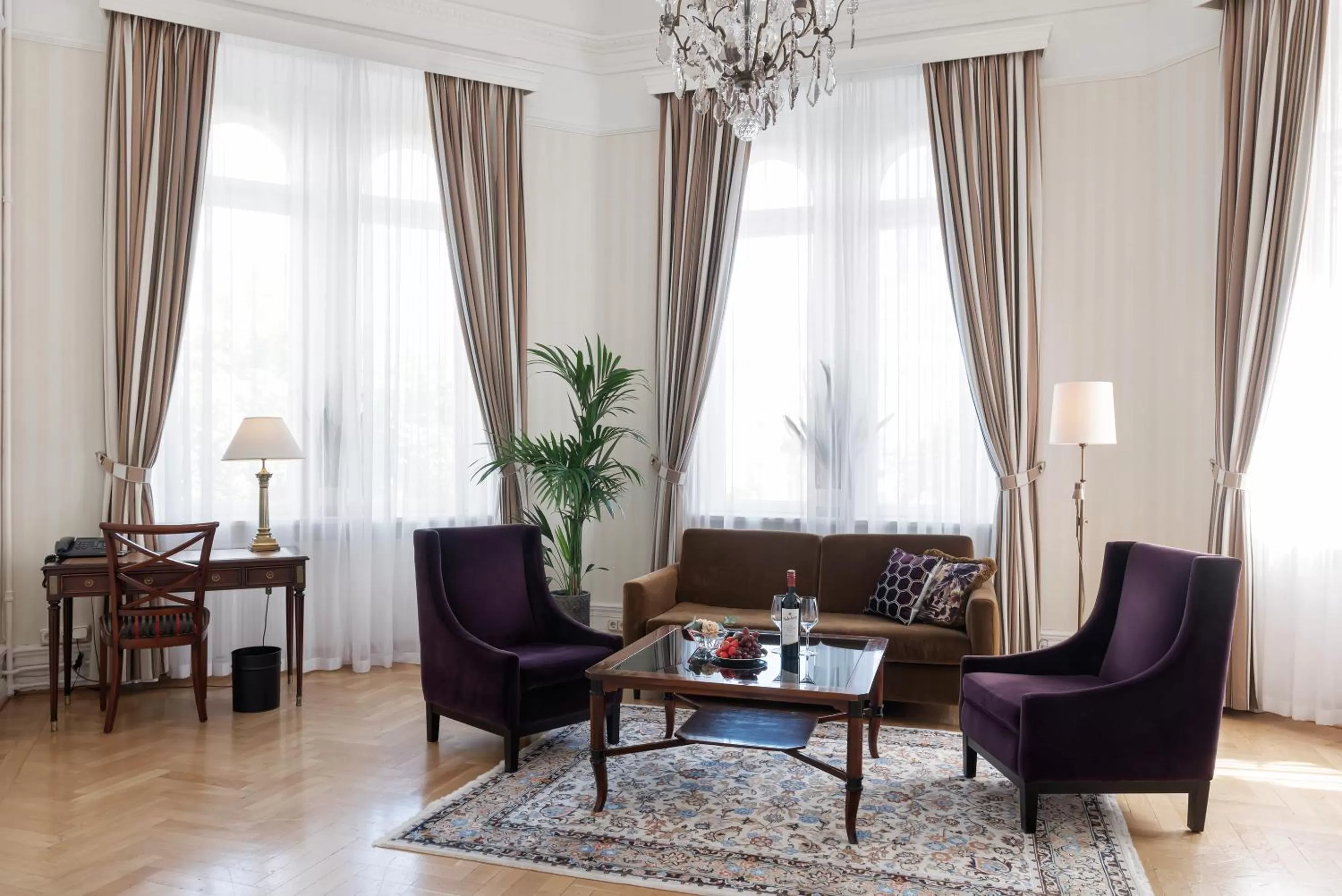 Seating area in Elite Plaza Hotel