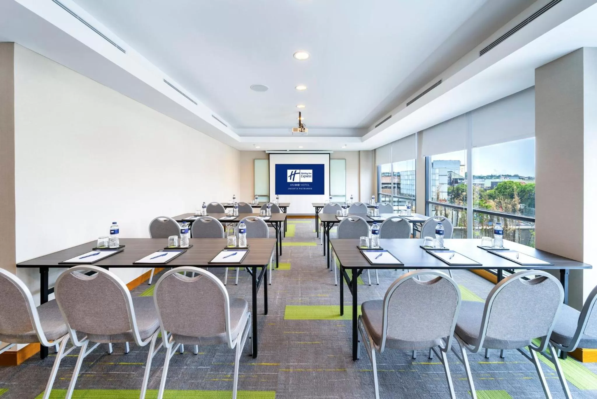 Meeting/conference room in Holiday Inn Express Jakarta Matraman by IHG