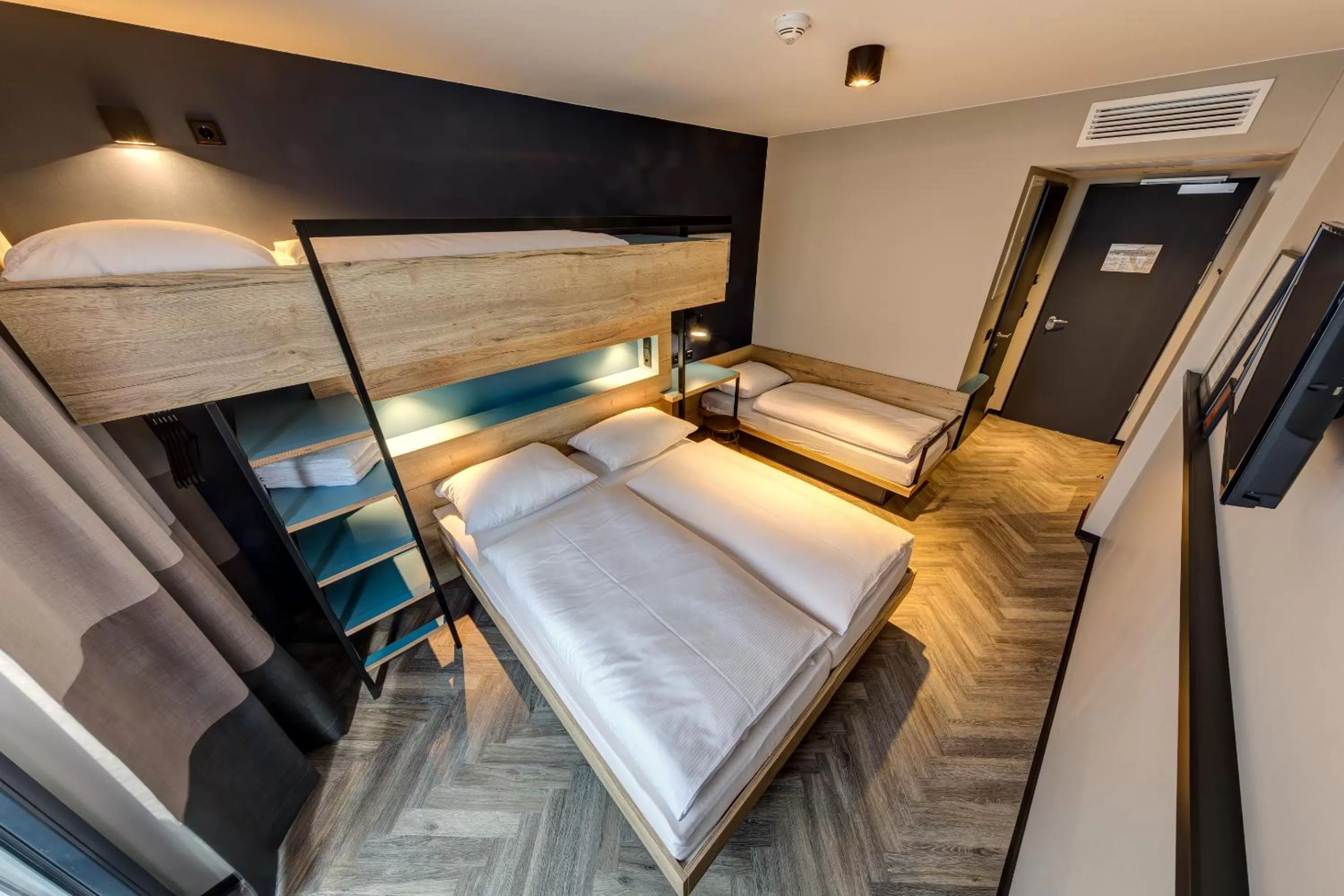 Bed in Schulz Hotel Berlin Wall at the East Side Gallery