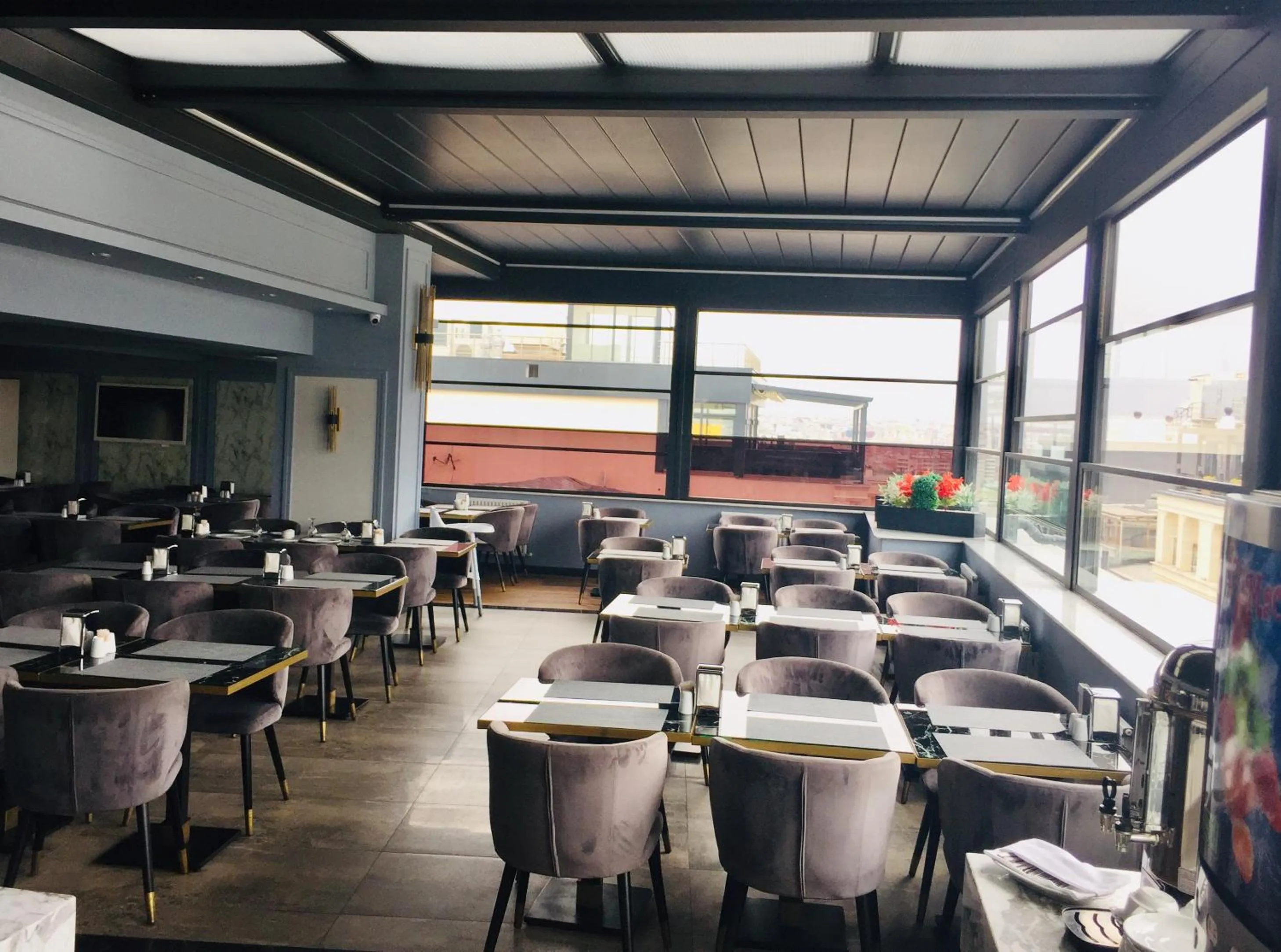 Restaurant/places to eat in Grand Washington Hotel