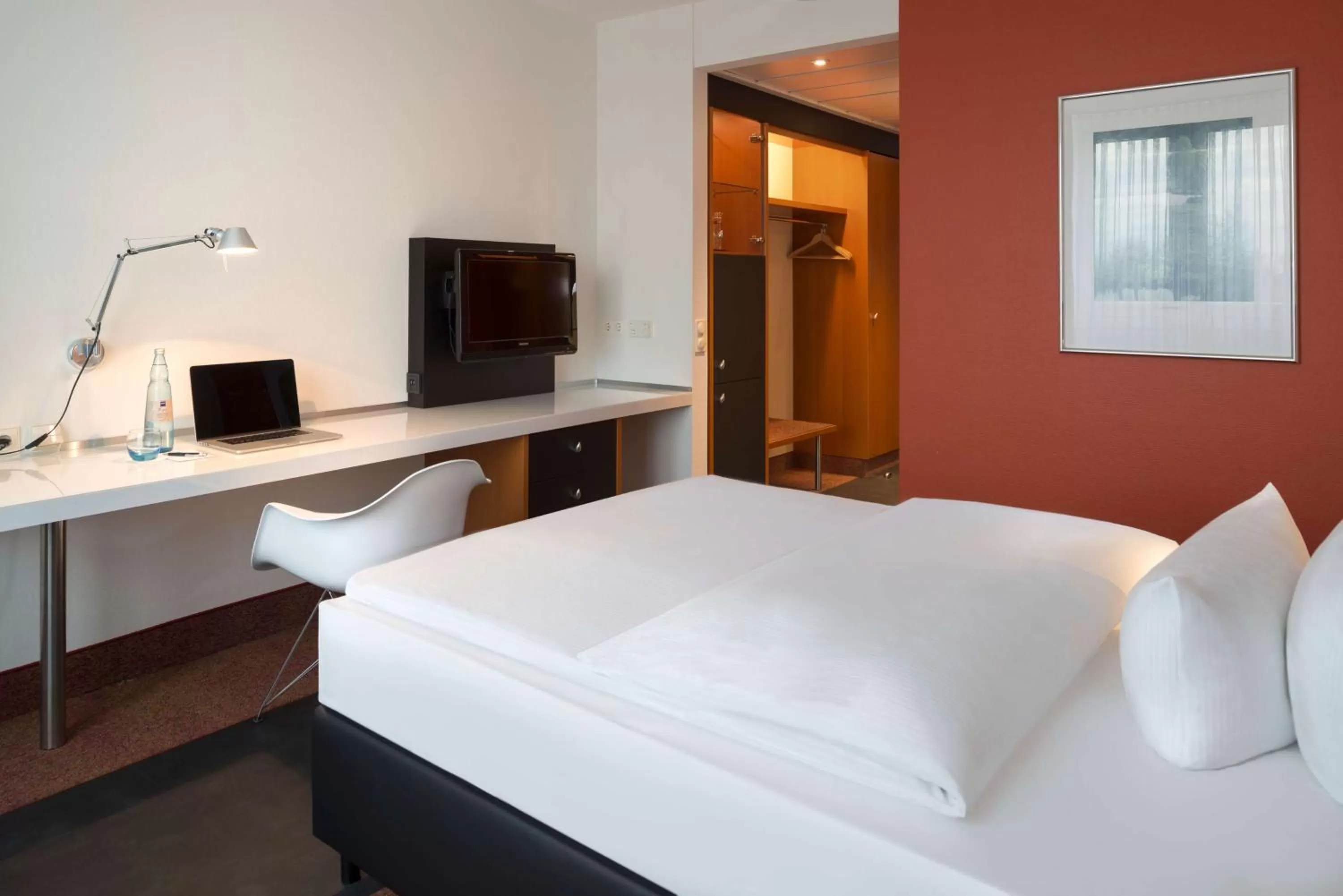 Photo of the whole room, Bed in Dorint Kongresshotel Düsseldorf/Neuss