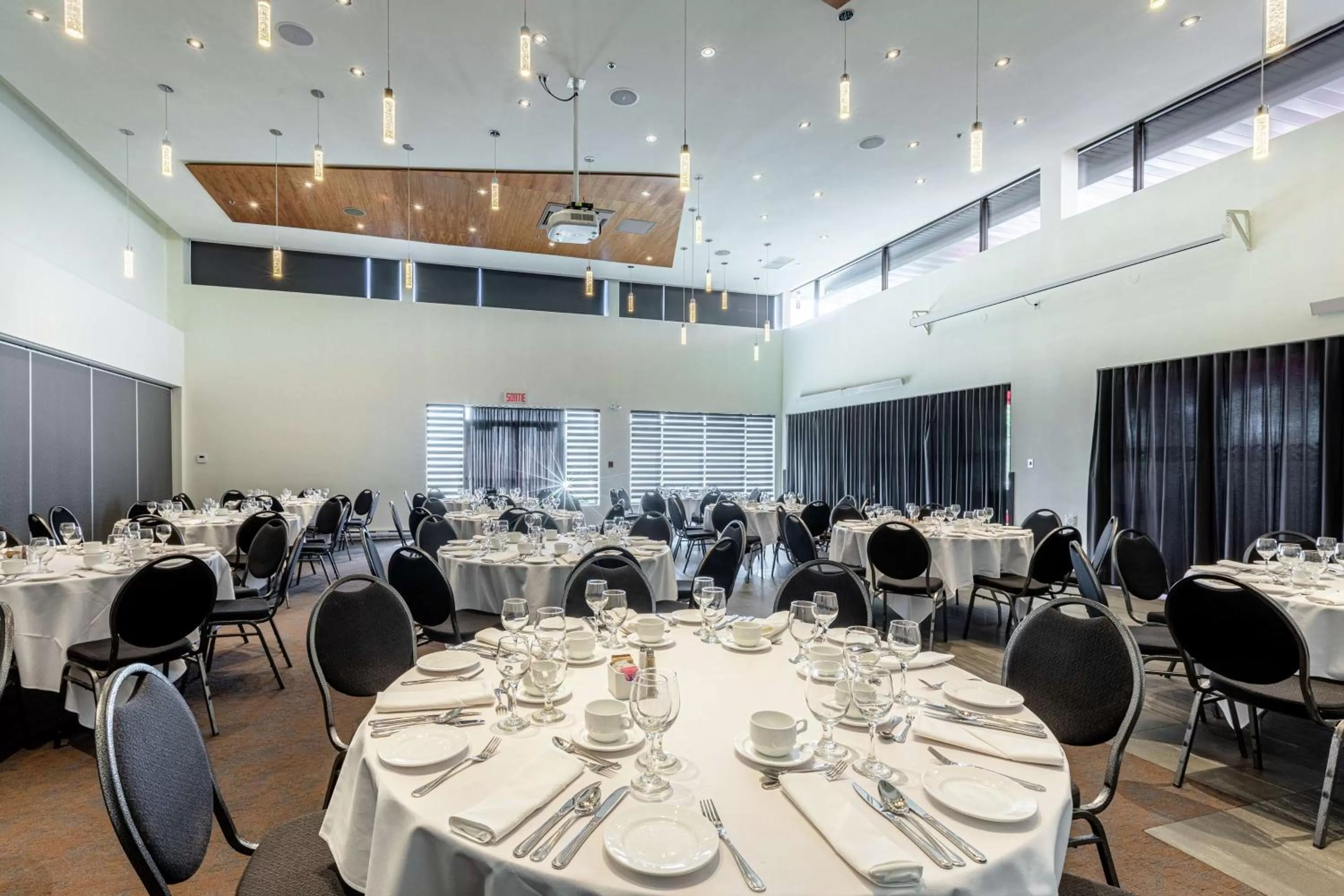 Dining area in DoubleTree by Hilton Quebec Resort