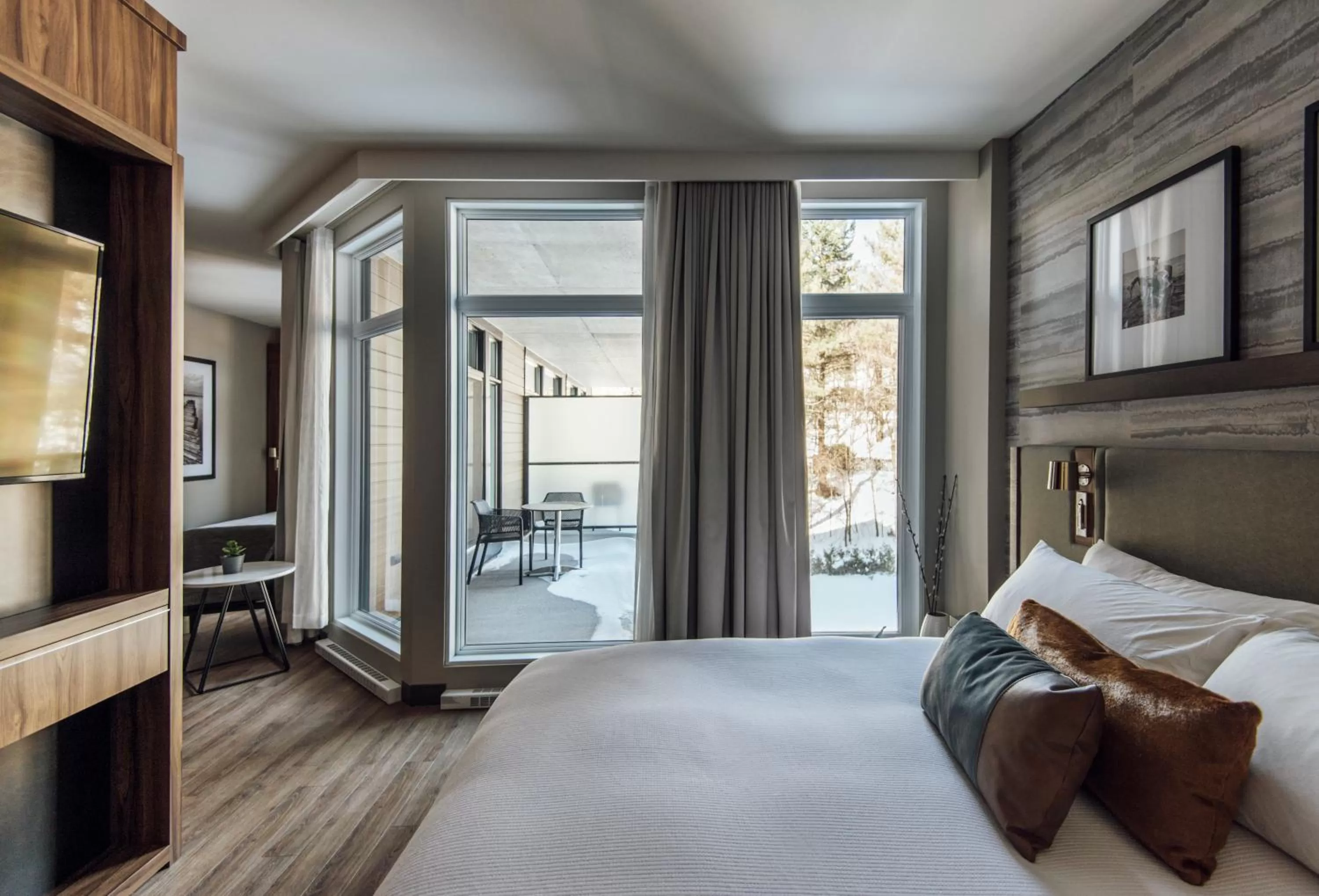 Bedroom, Bed in Entourage sur-le-Lac