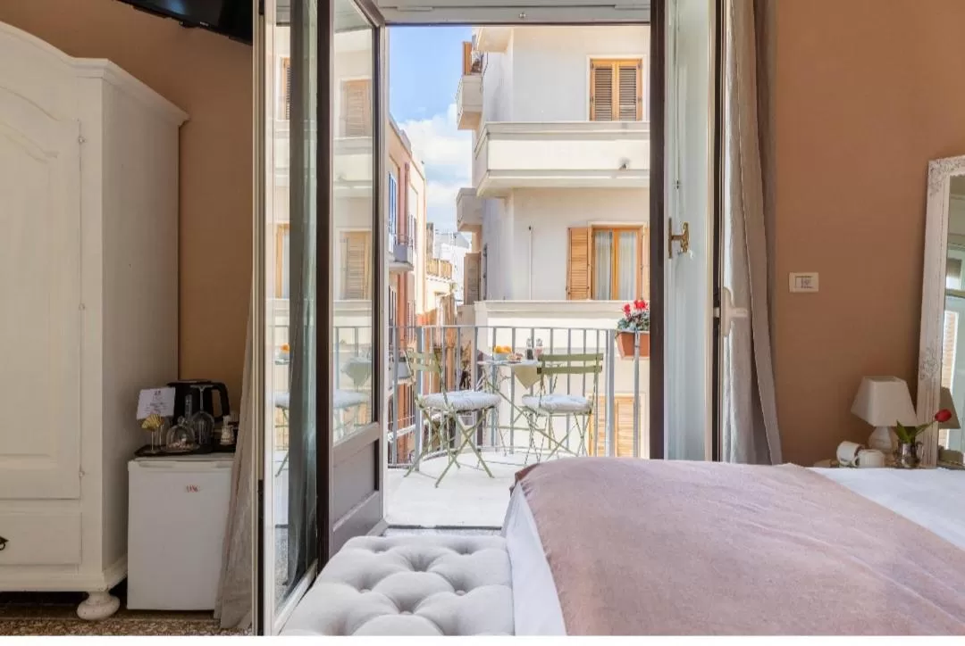 Photo of the whole room, Bed in Joy's Bnb Ortigia