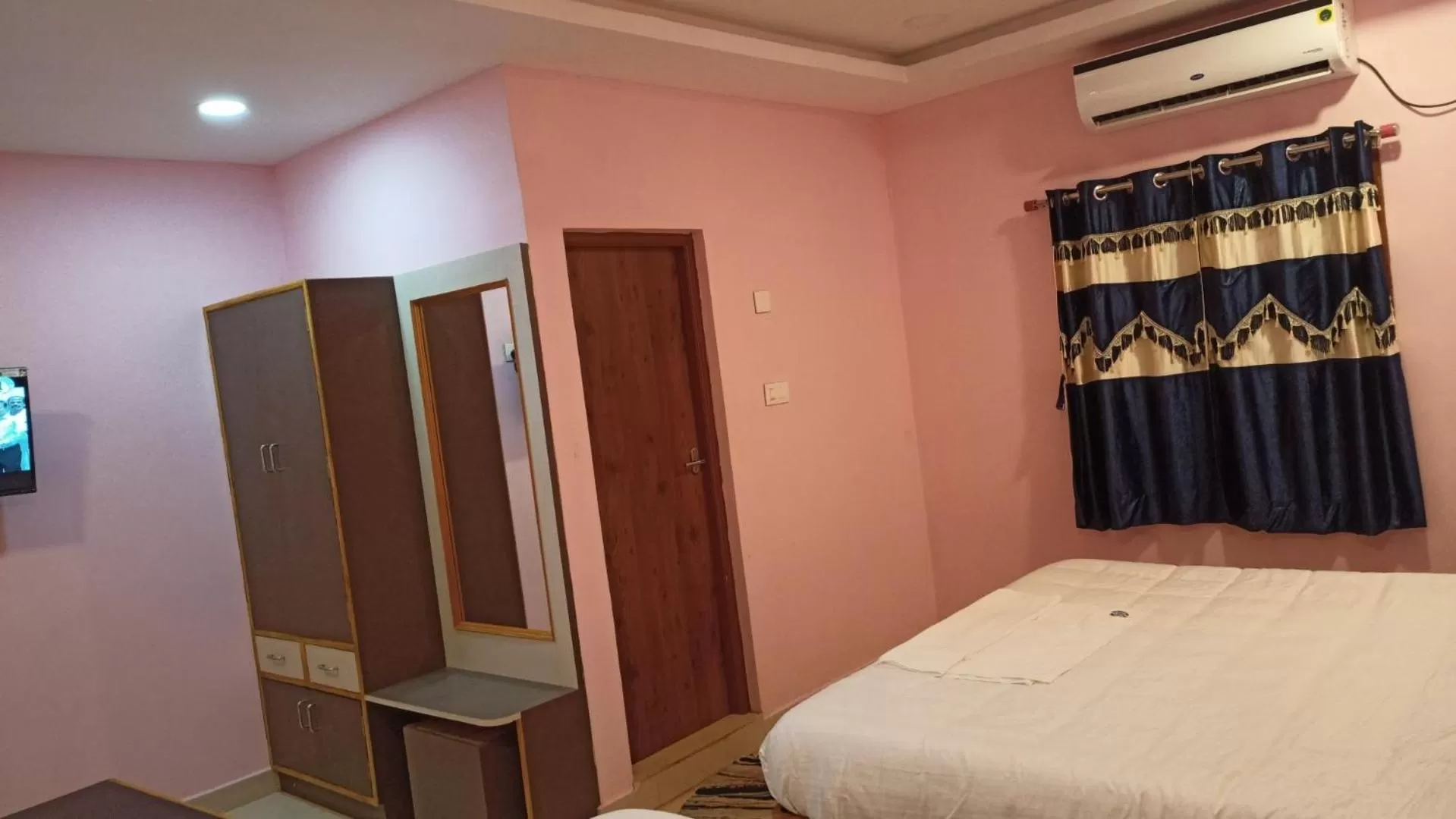 Bed in Aarthi Residency