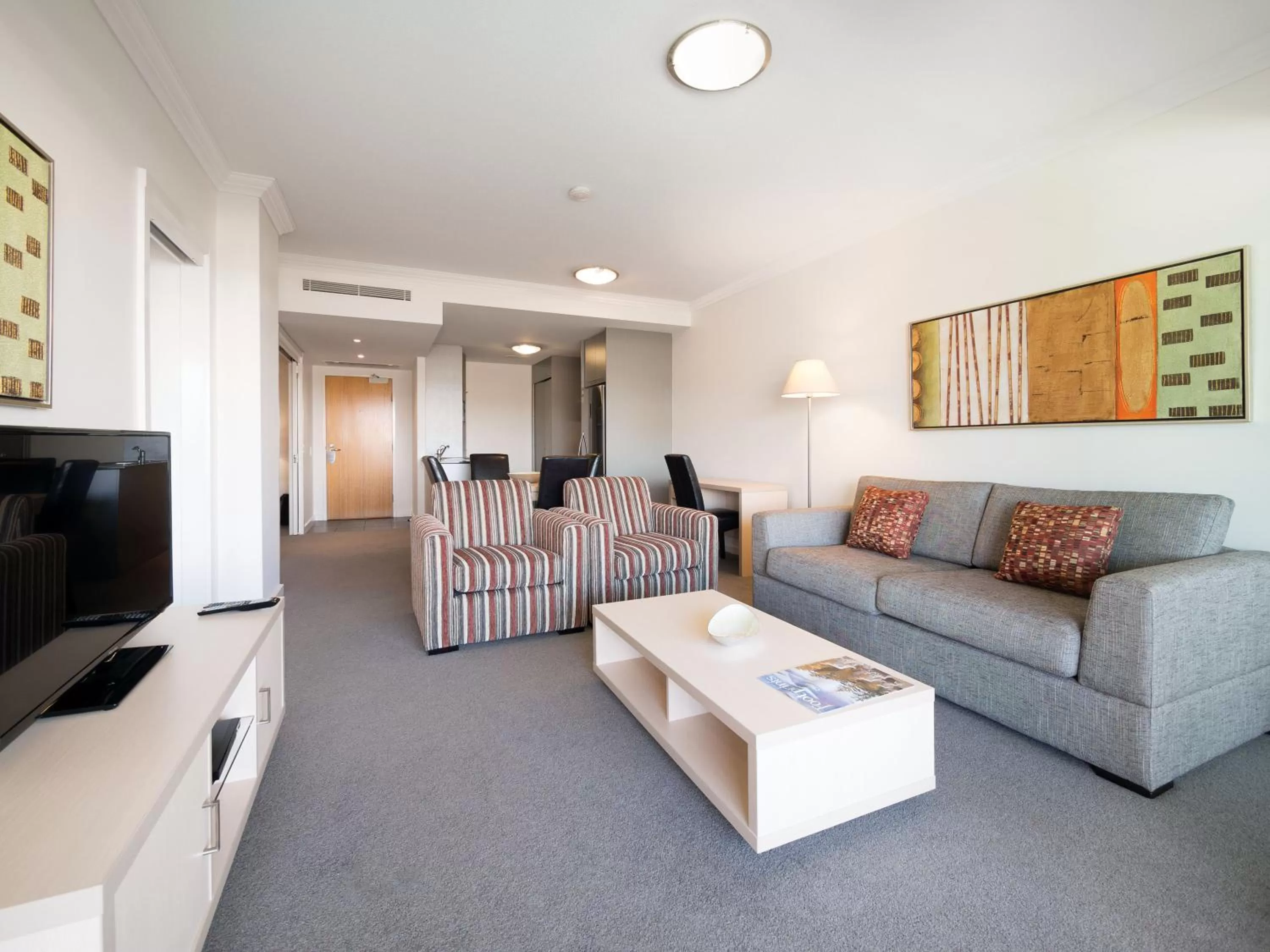 TV and multimedia in Oaks Brisbane Mews Suites