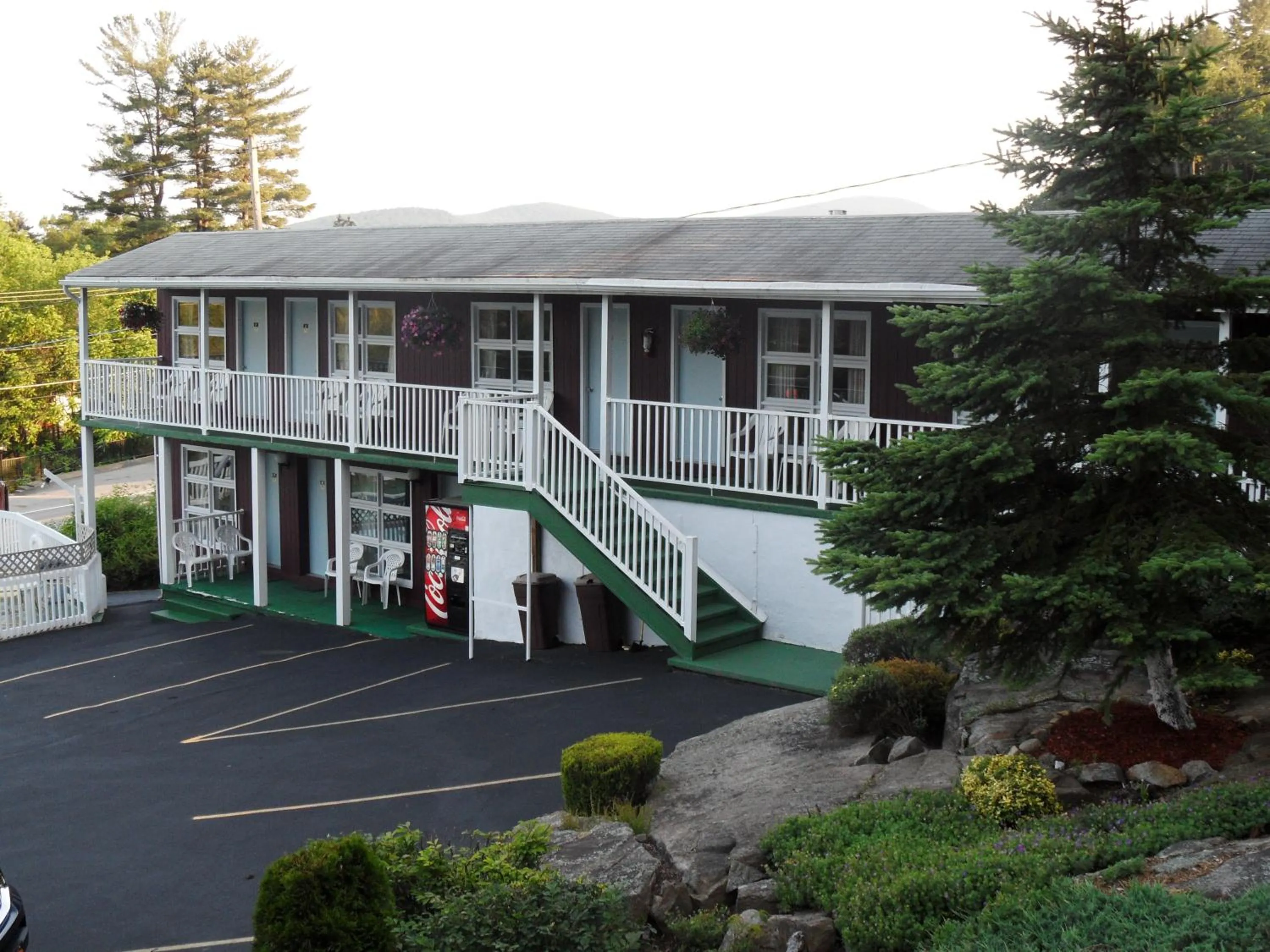 Property building in Pinebrook Motel