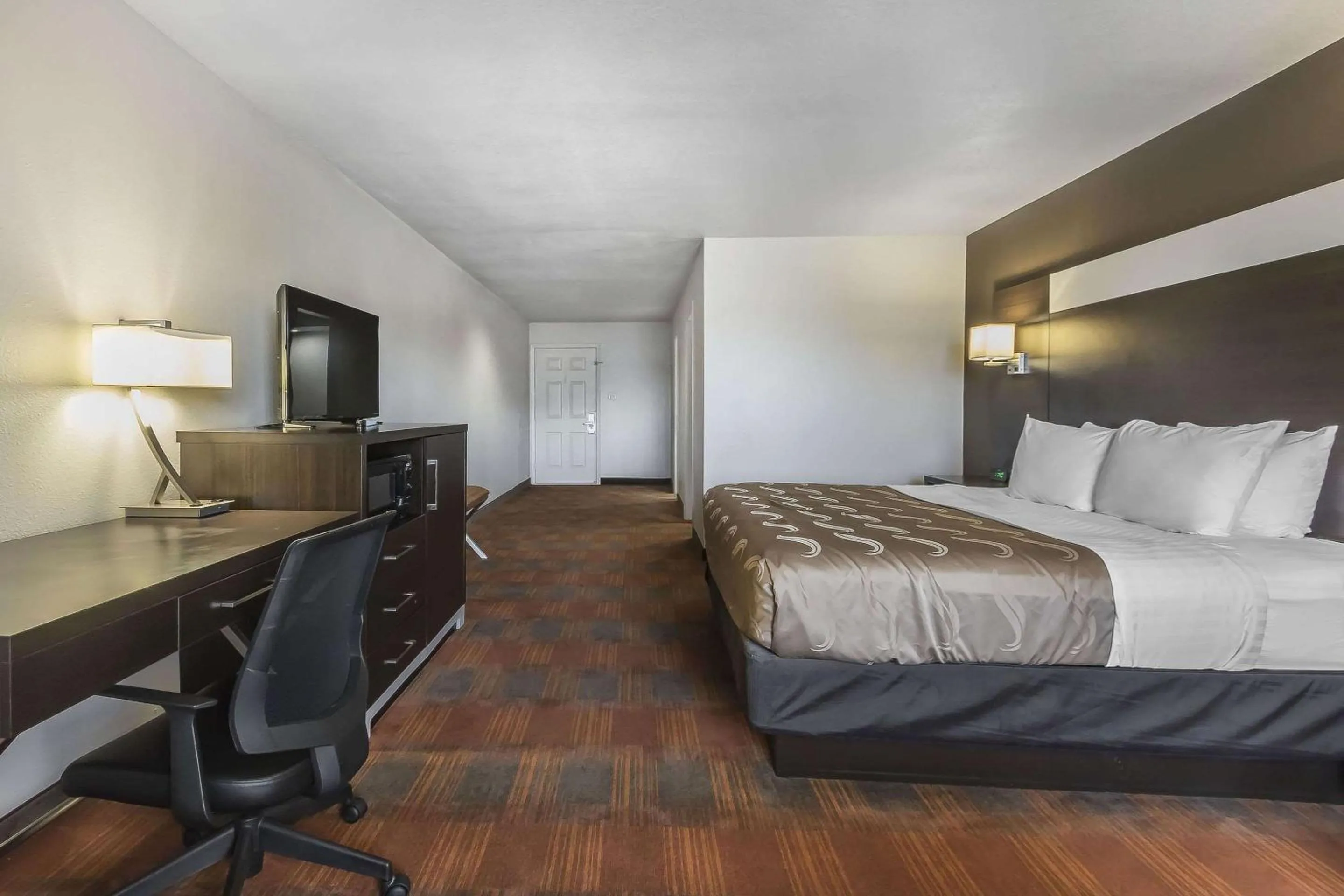 Photo of the whole room, Bed in Quality Inn & Suites Stuttgart North