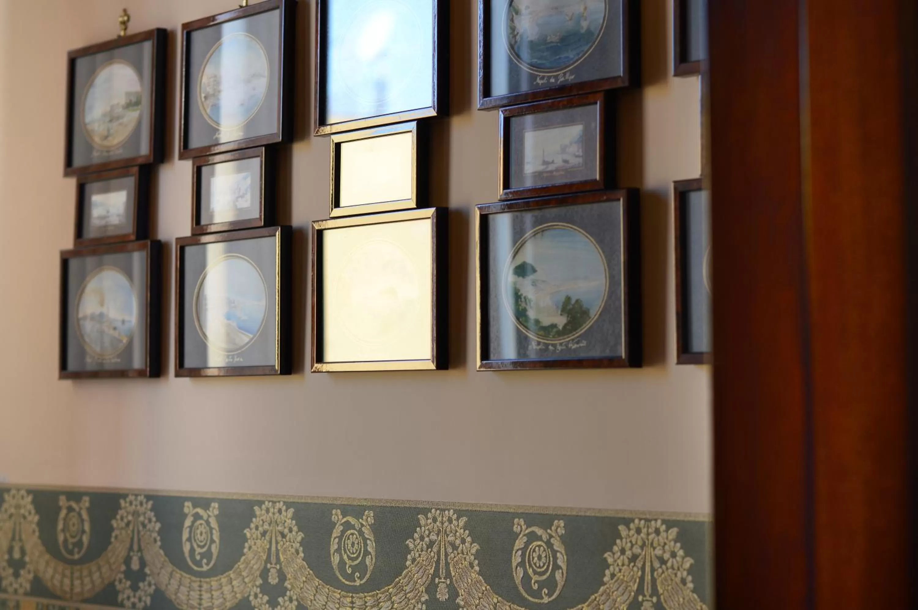 Communal lounge/ TV room in Pinto-Storey Hotel