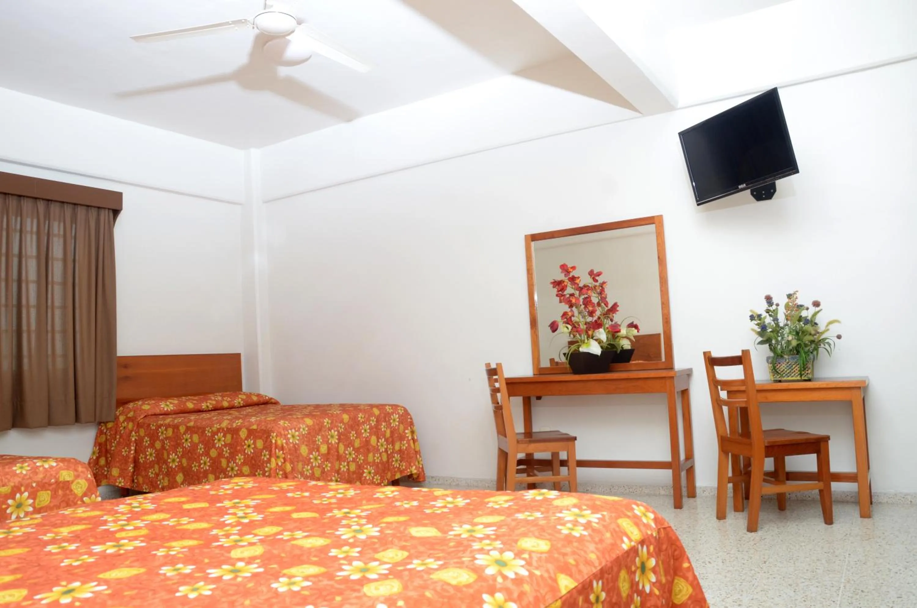 Photo of the whole room, Bed in Hotel Delfines - a 2 calles del Acuario Veracruz