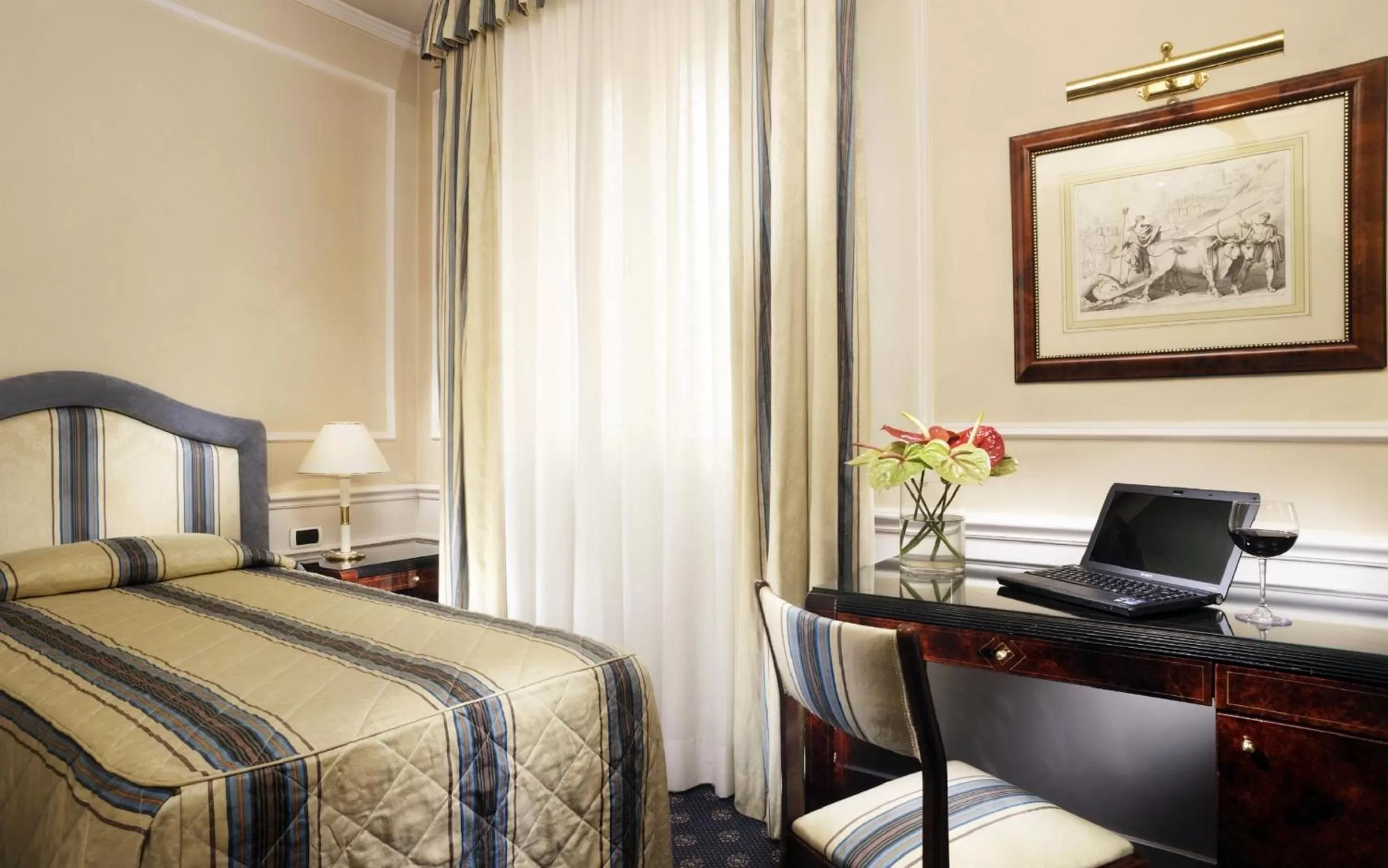 Photo of the whole room, Bed in Hotel De La Ville