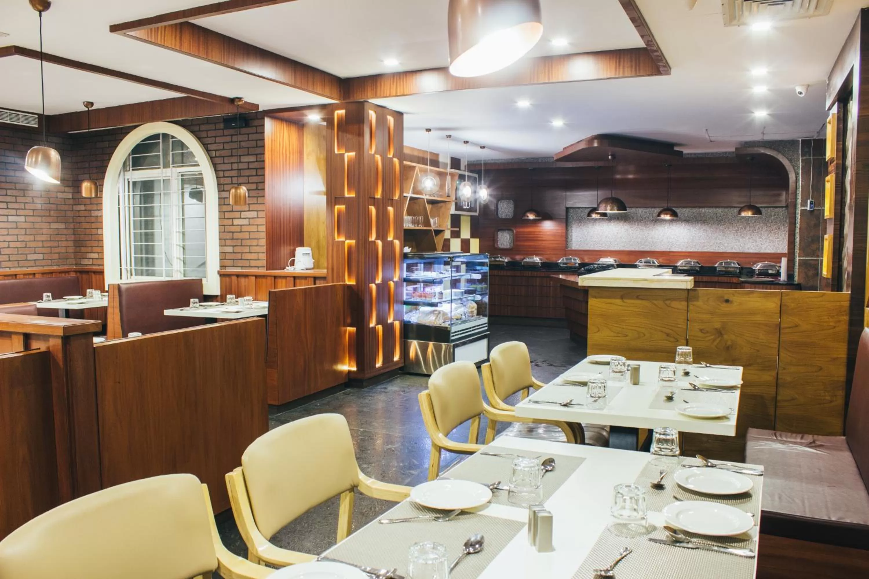 Restaurant/places to eat in Ambaari hotel