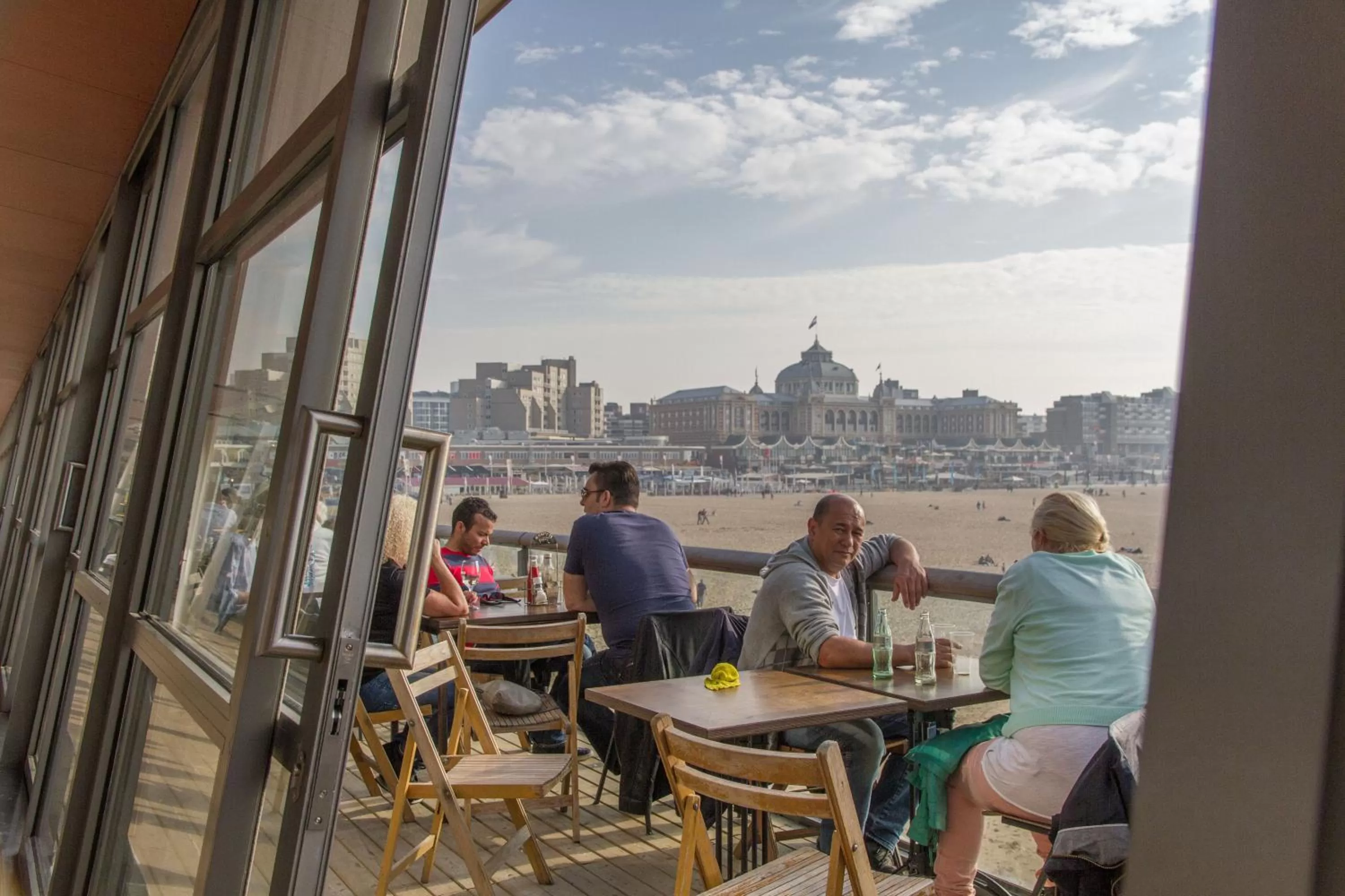 Restaurant/places to eat in De Pier Suites