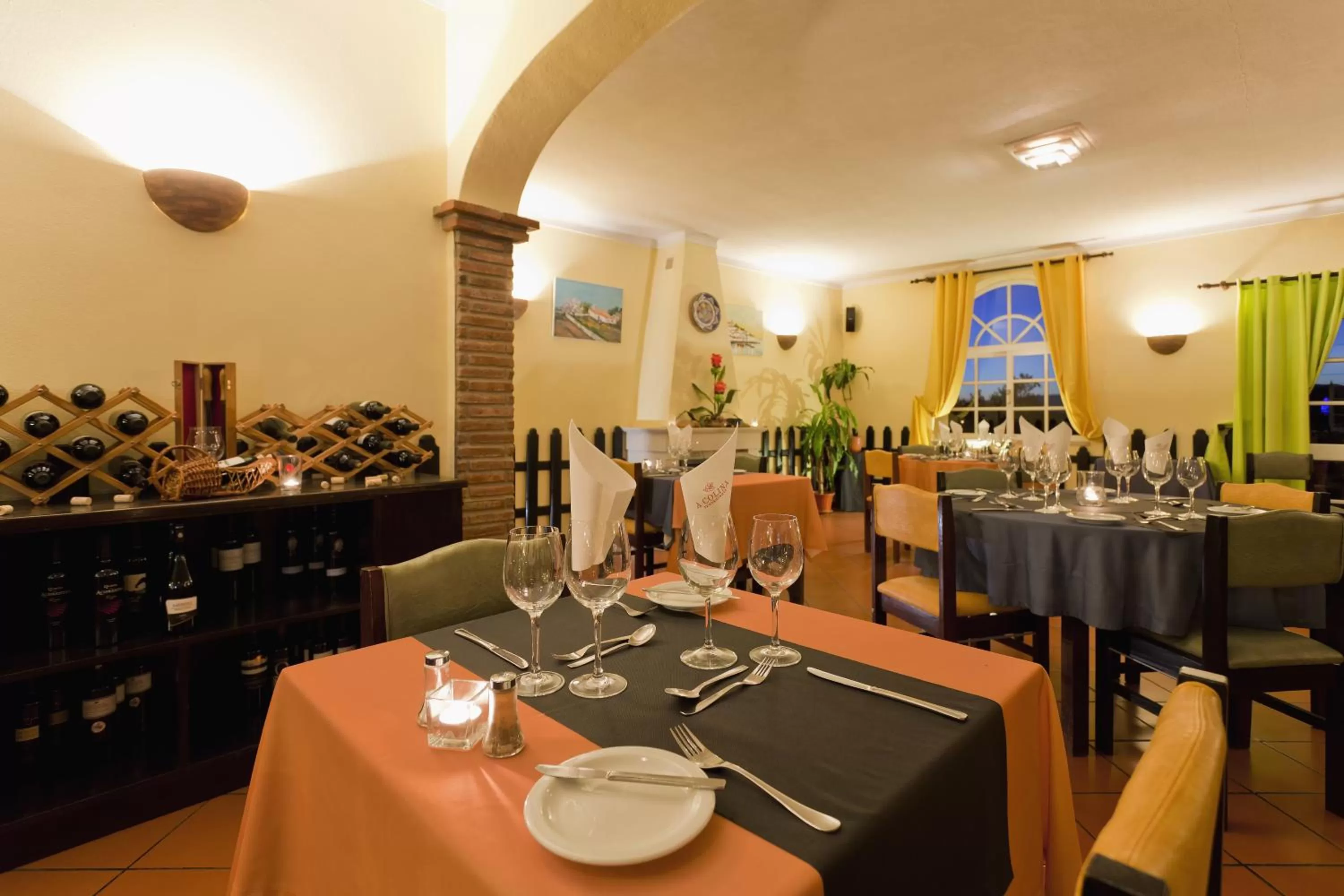 Restaurant/places to eat in Colina Village